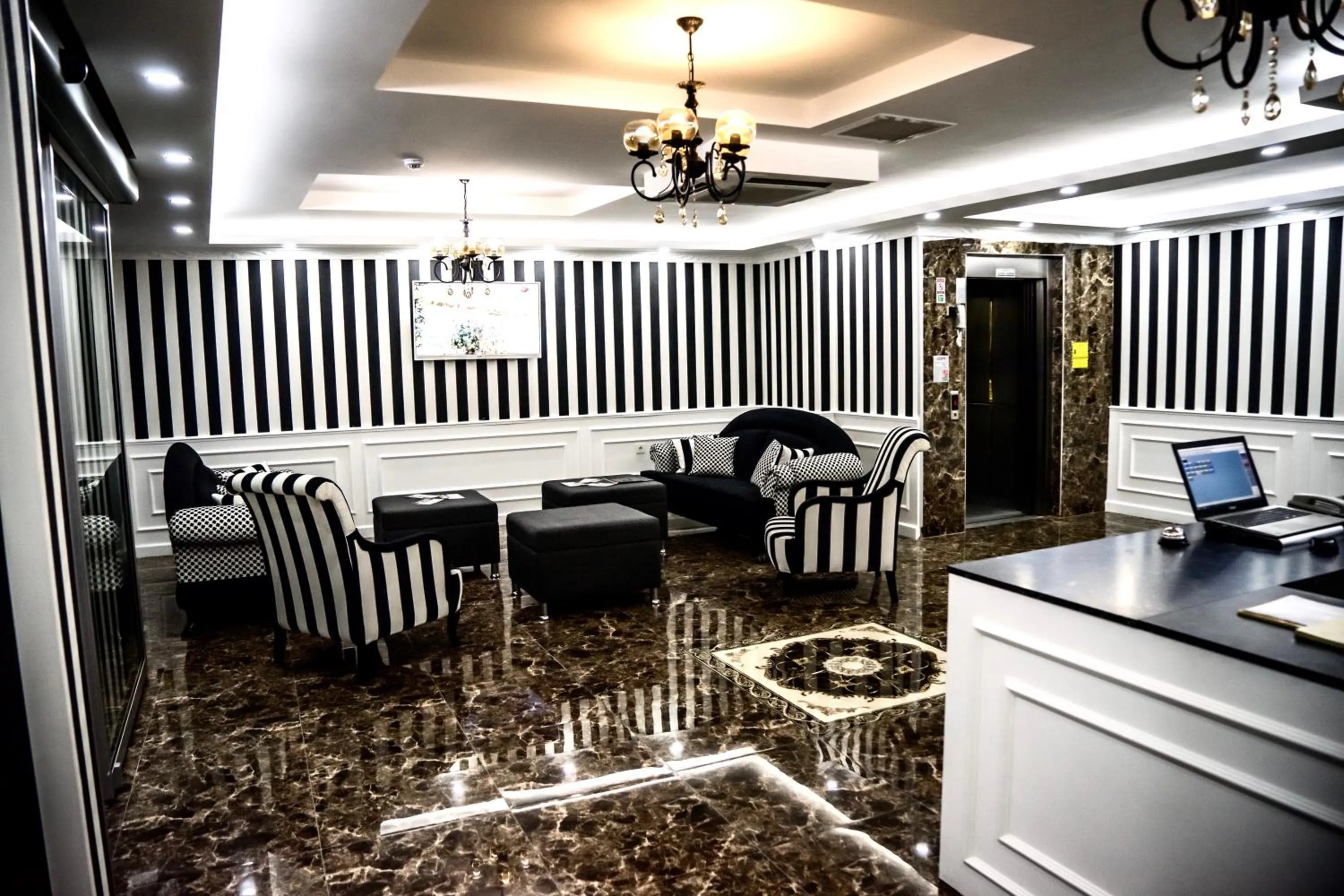 Communal lounge/ TV room in Cnr İnci Hotel