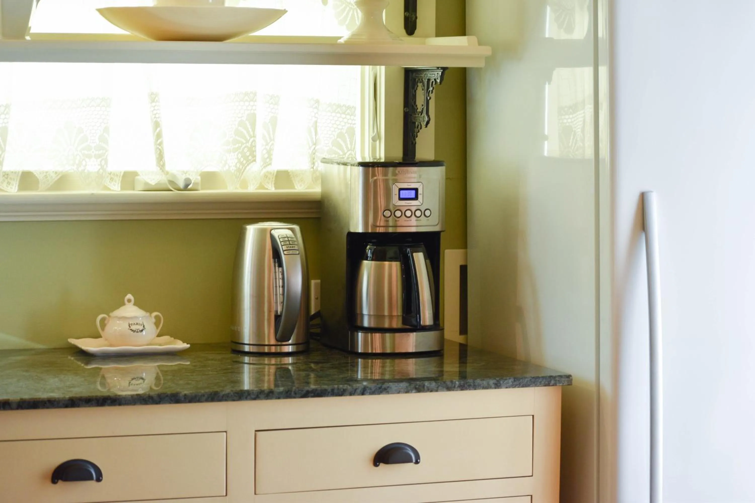 Coffee/tea facilities in Das Meyer Haus - Luxe Victorian