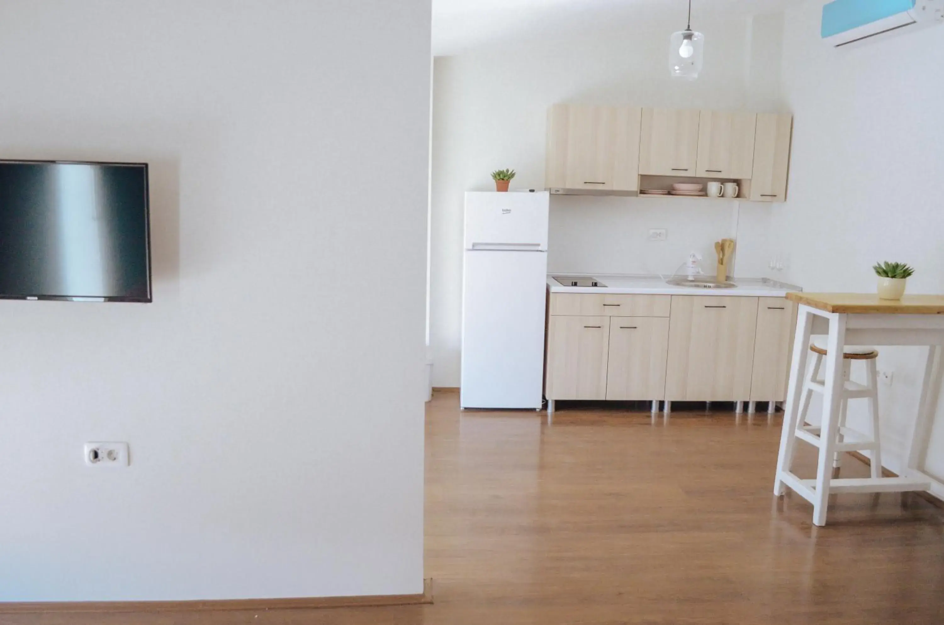 Apartment with Terrace in White & Wood Apartment with Terrace in White & Wood