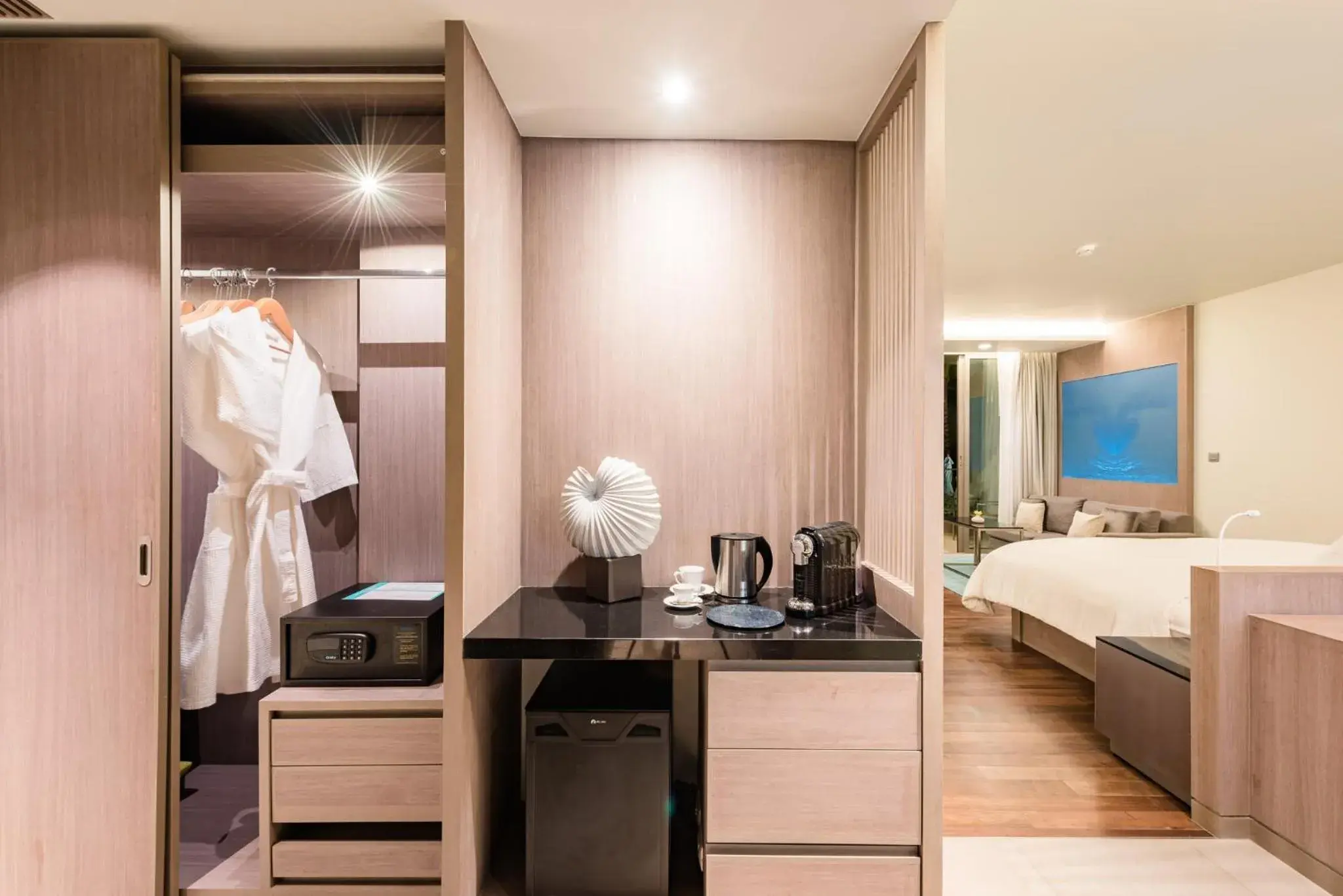 Coffee/tea facilities, Bed in Oceanfront Beach Resort Coffee/tea facilities, Bed in Oceanfront Beach Resort