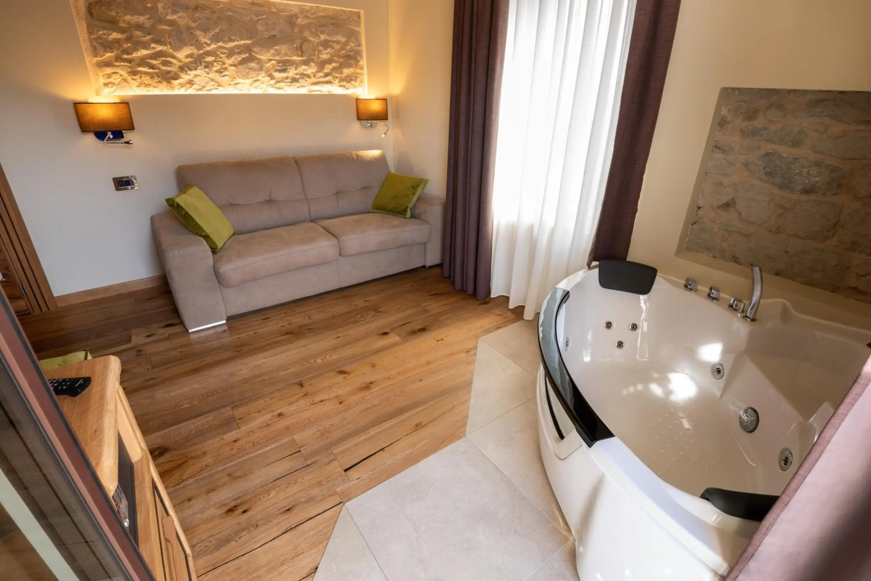 Deluxe Suite with Spa Bath in Hotel Firenze Deluxe Suite with Spa Bath in Hotel Firenze