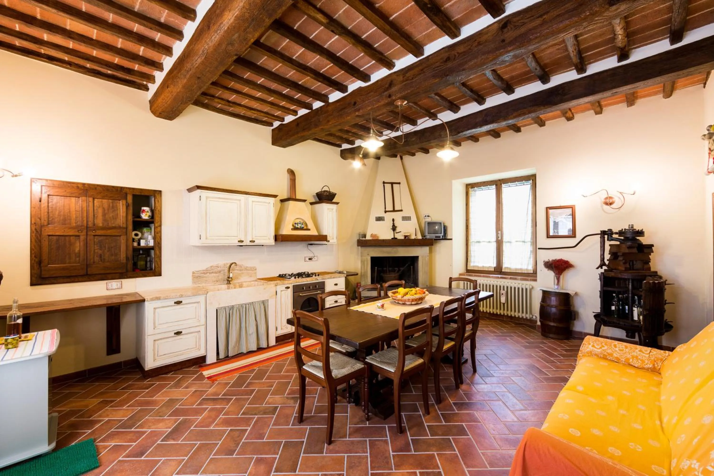 Kitchen or kitchenette in Casale Vacanze Il Granaio