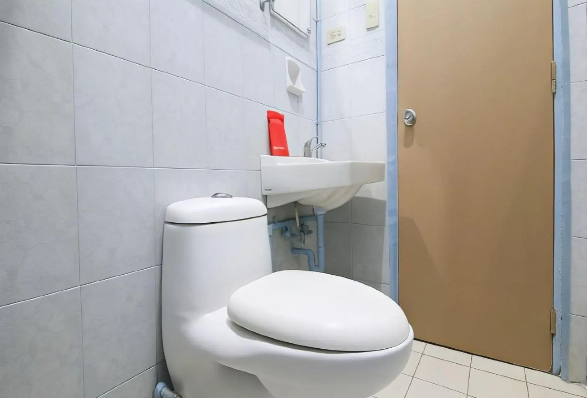 Shower in RedDoorz @ Bankal Lapulapu Shower in RedDoorz @ Bankal Lapulapu