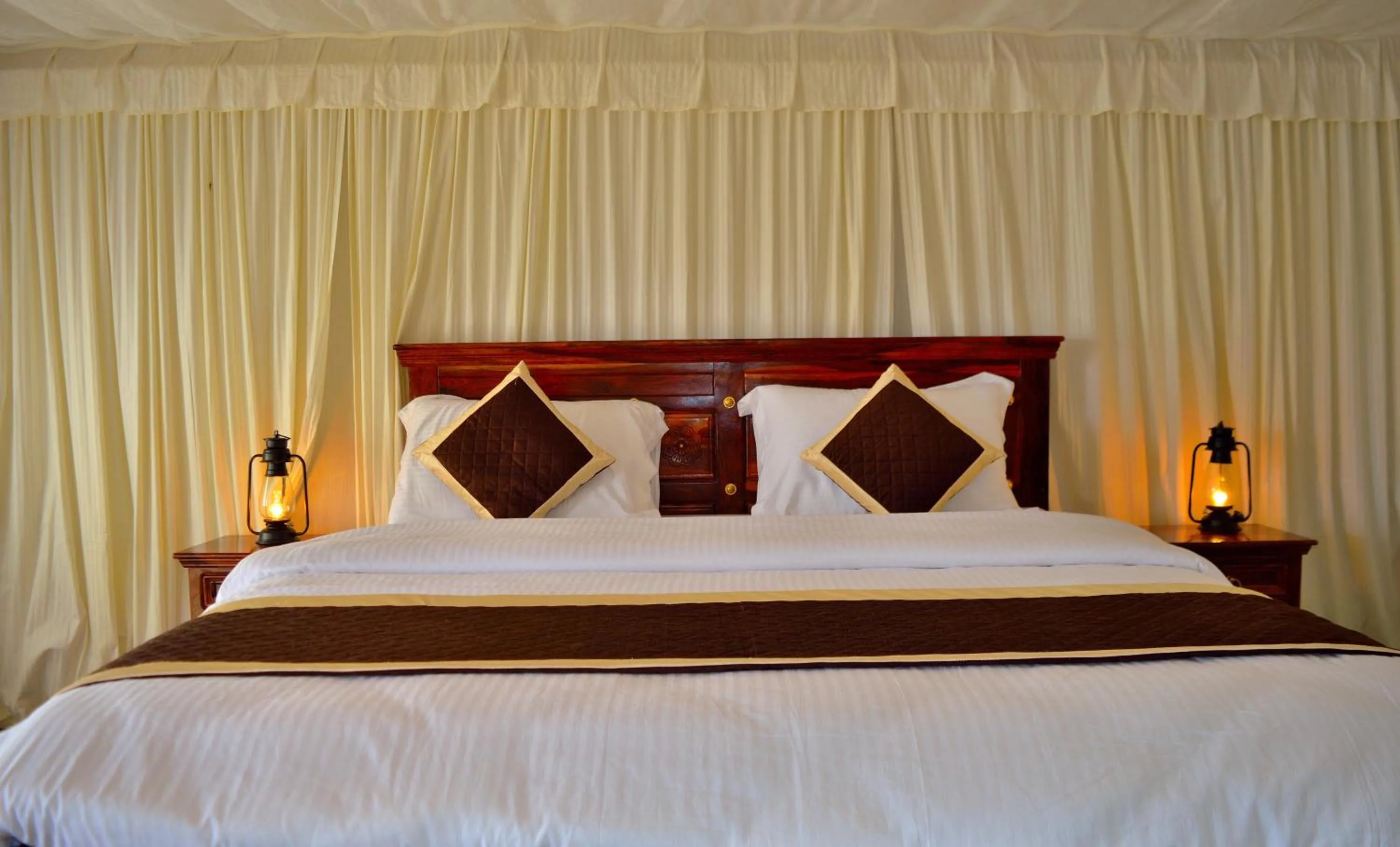 Bed in Thour Nature Resorts - Jawai Leopard Safari Camp