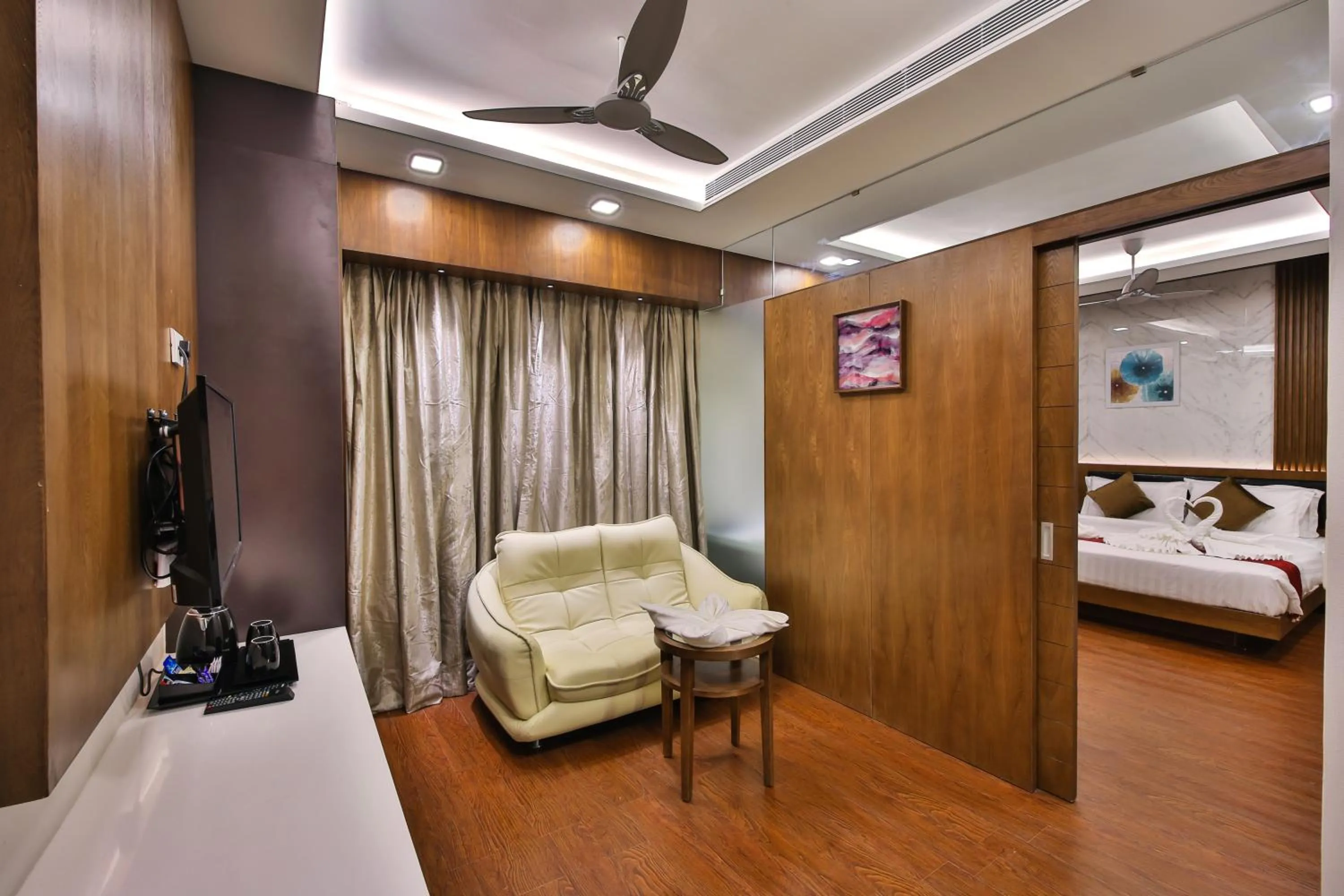 Living room, Bed in The Royal Grand