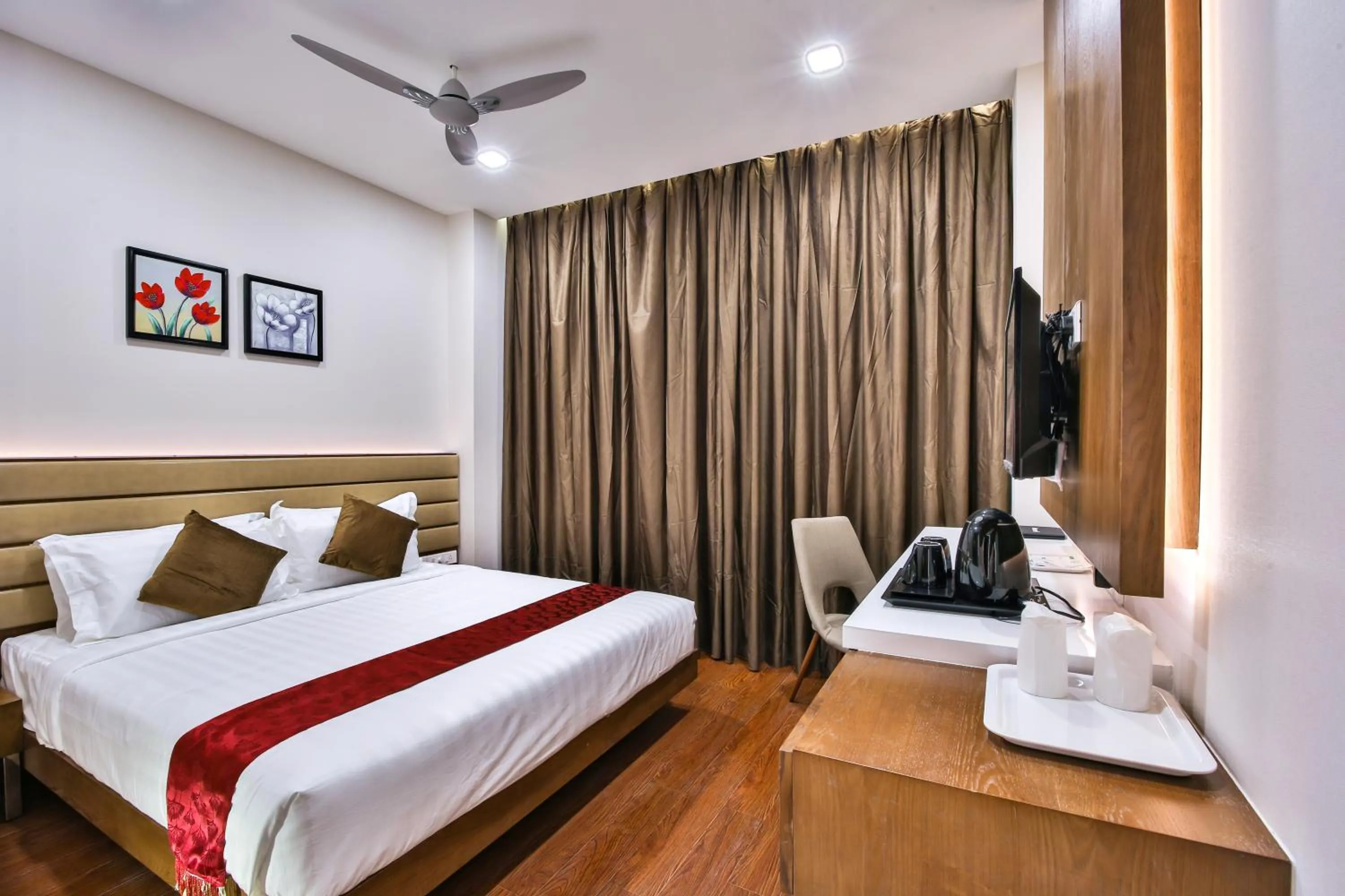 Photo of the whole room, Bed in The Royal Grand