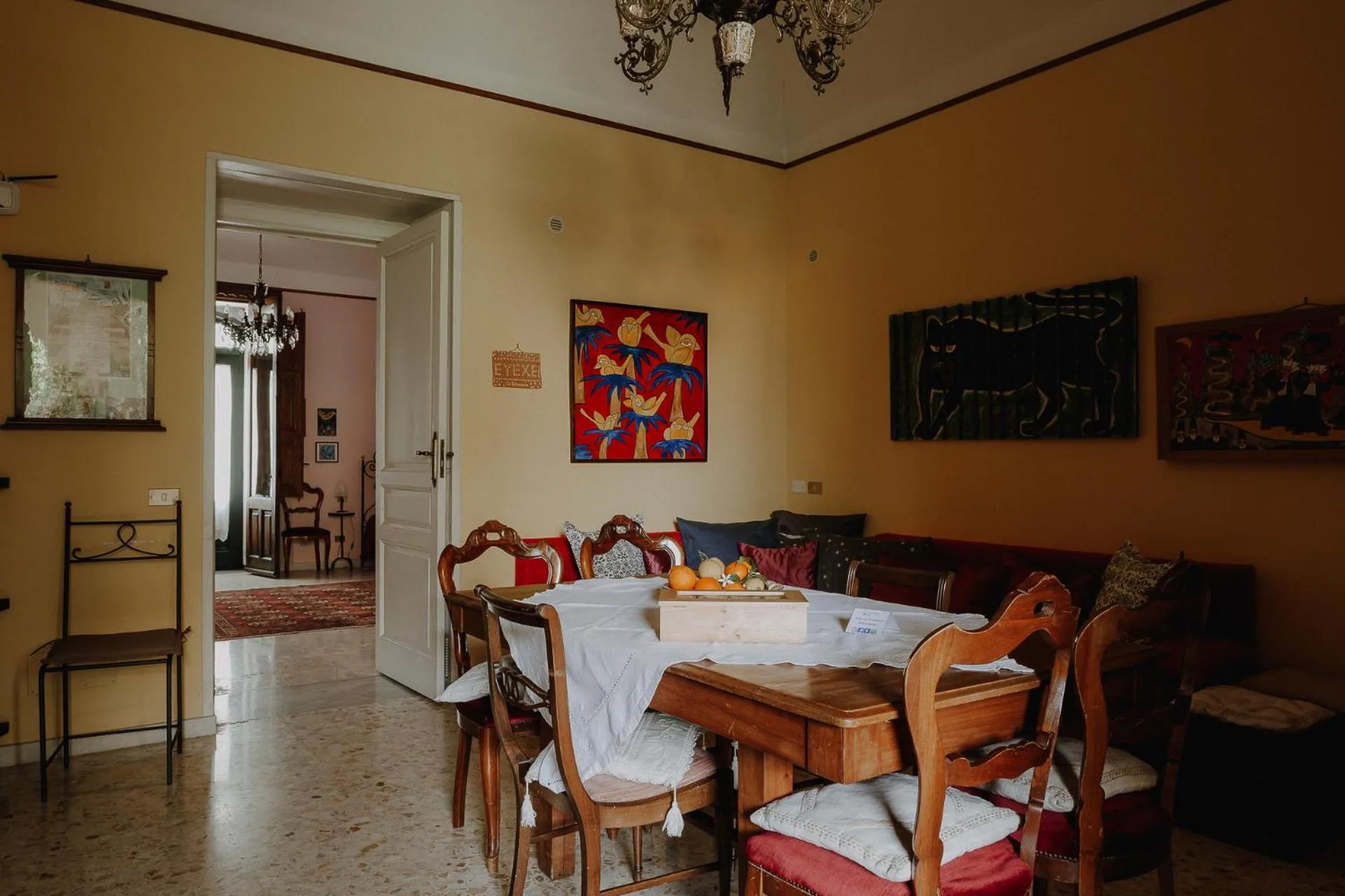 Communal lounge/ TV room in La Baronessa B&B