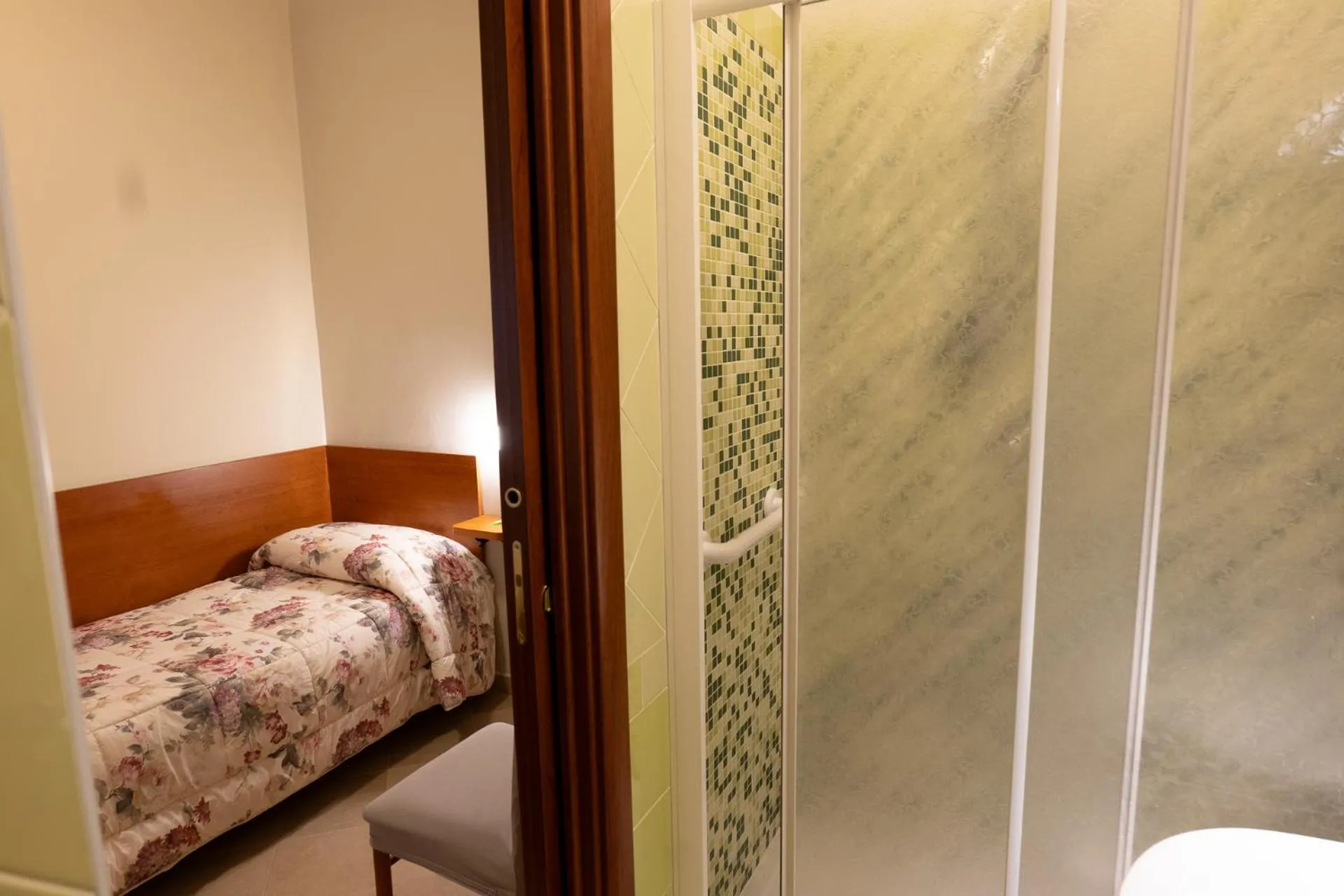 Shower, Bed in Hotel Nilde