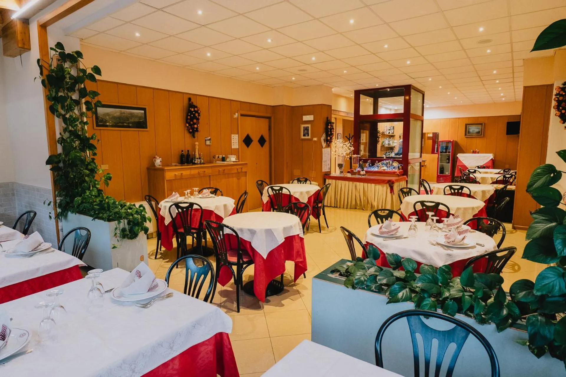 Restaurant/places to eat in Hotel Nilde