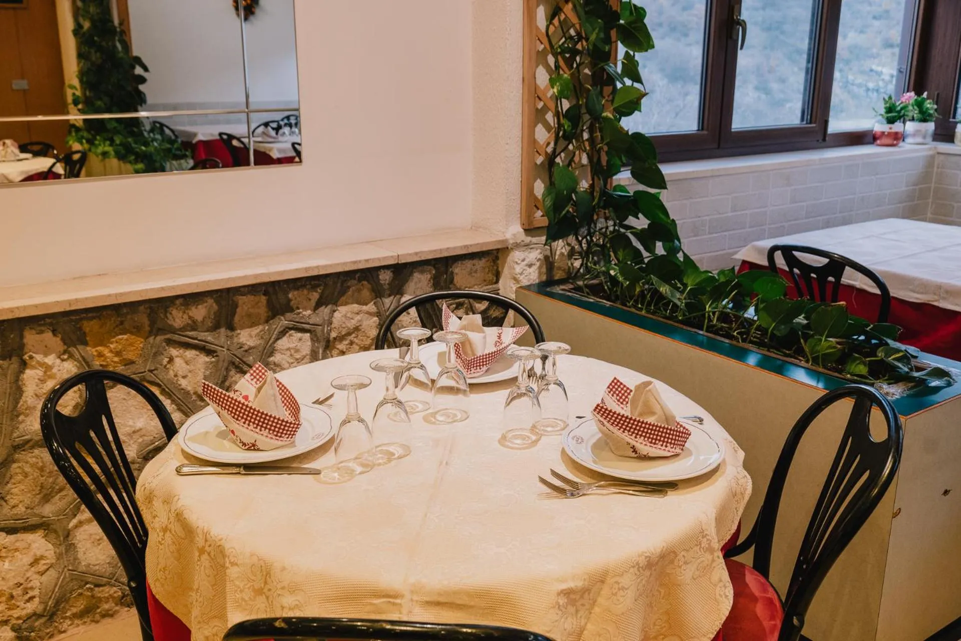 Restaurant/places to eat in Hotel Nilde