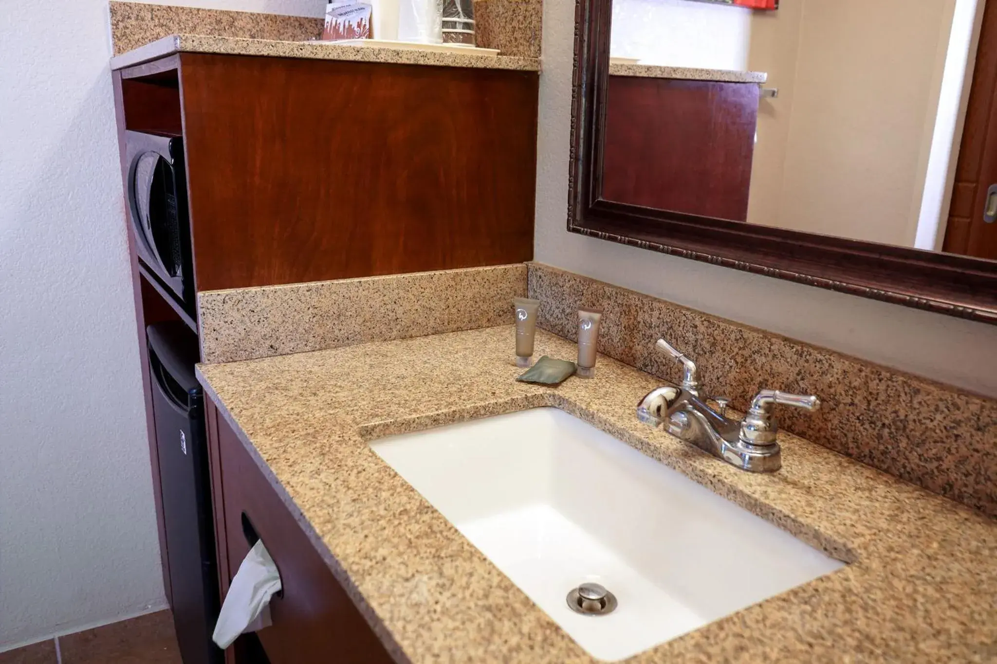Bathroom in Rosen Inn at Pointe Orlando Bathroom in Rosen Inn at Pointe Orlando