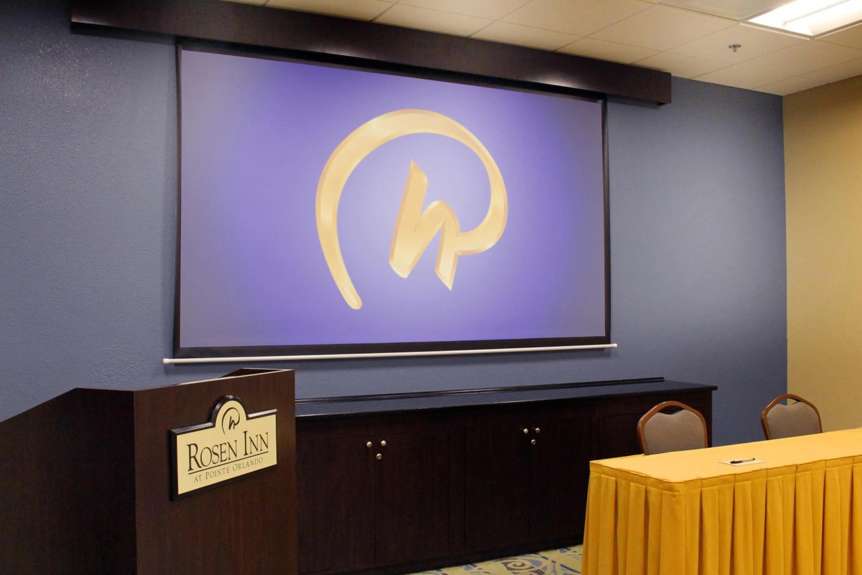 TV and multimedia in Rosen Inn at Pointe Orlando