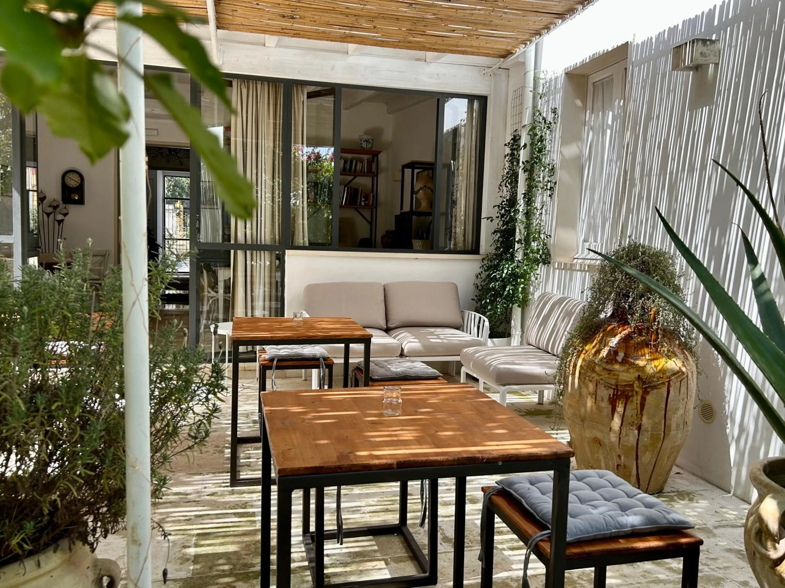 Patio in B&B Don Alessandro