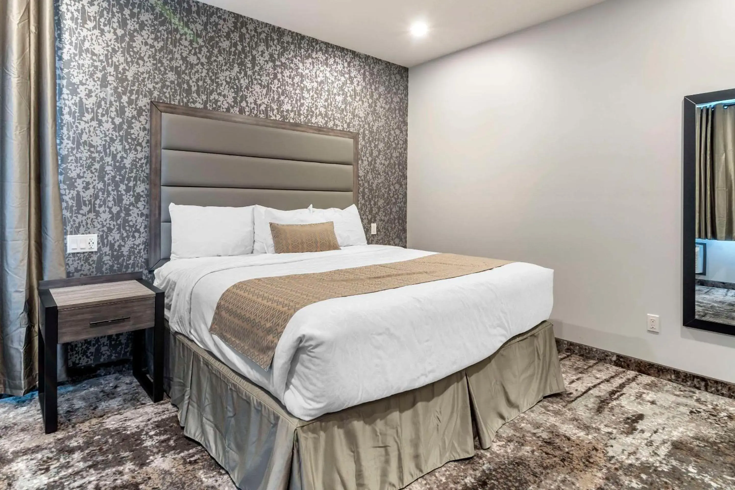 Efficiency King Suite with Sofa Bed - Non-Smoking in The Hue Hotel, an Ascend Collection Hotel Efficiency King Suite with Sofa Bed - Non-Smoking in The Hue Hotel, an Ascend Collection Hotel