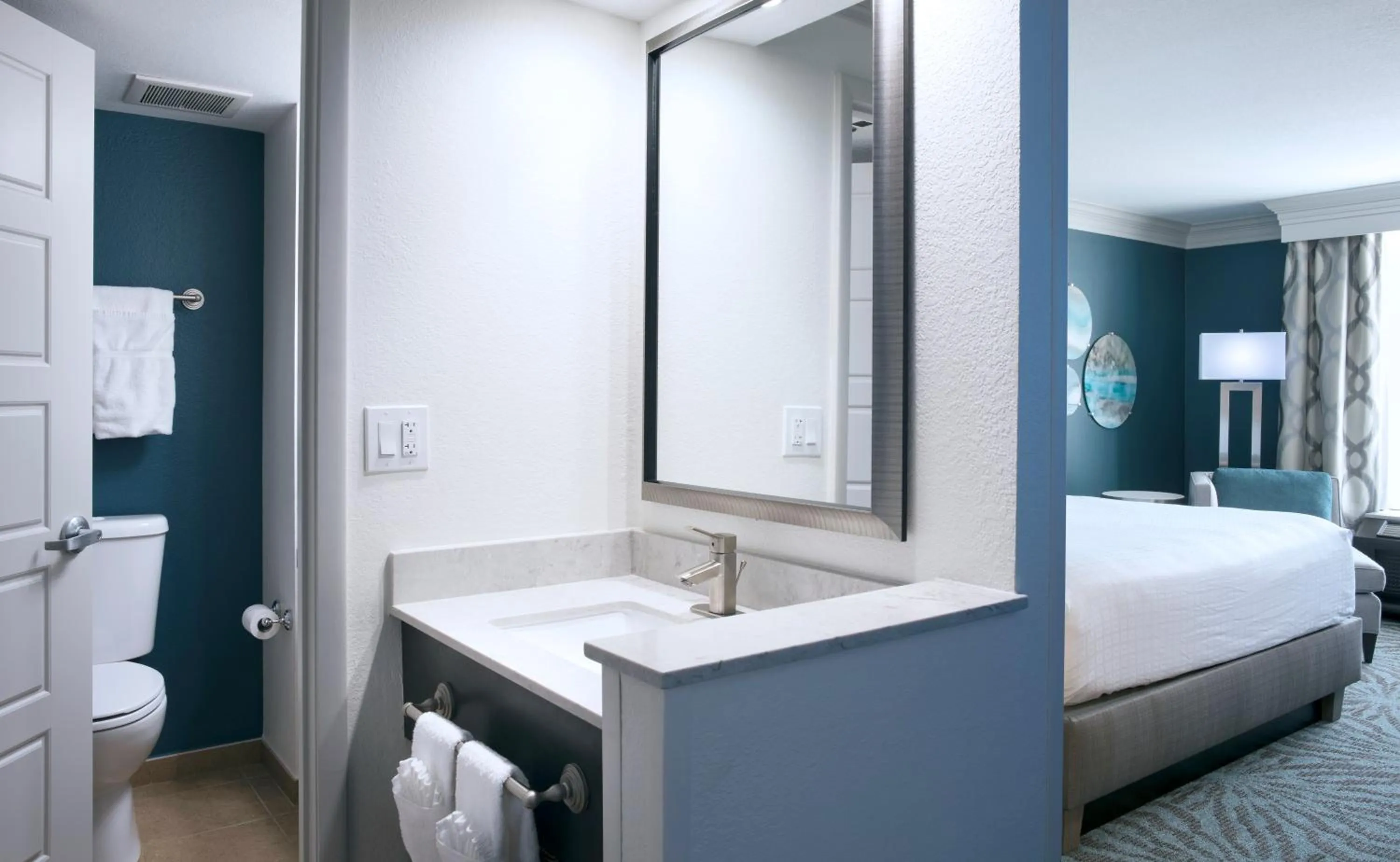 Toilet, Bed in Rosen Centre Hotel Orlando Convention Center