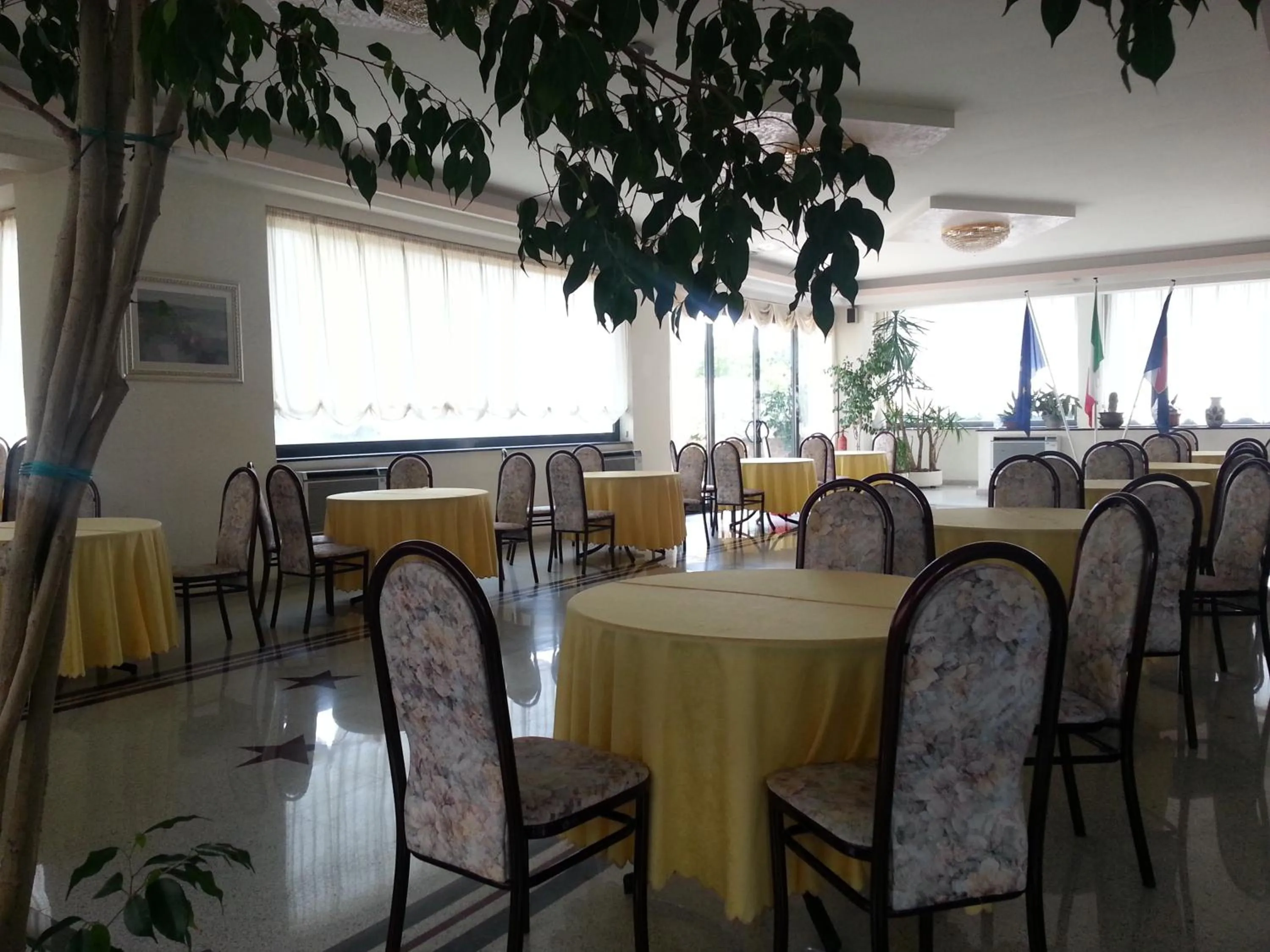 Restaurant/places to eat in Hotel Capys