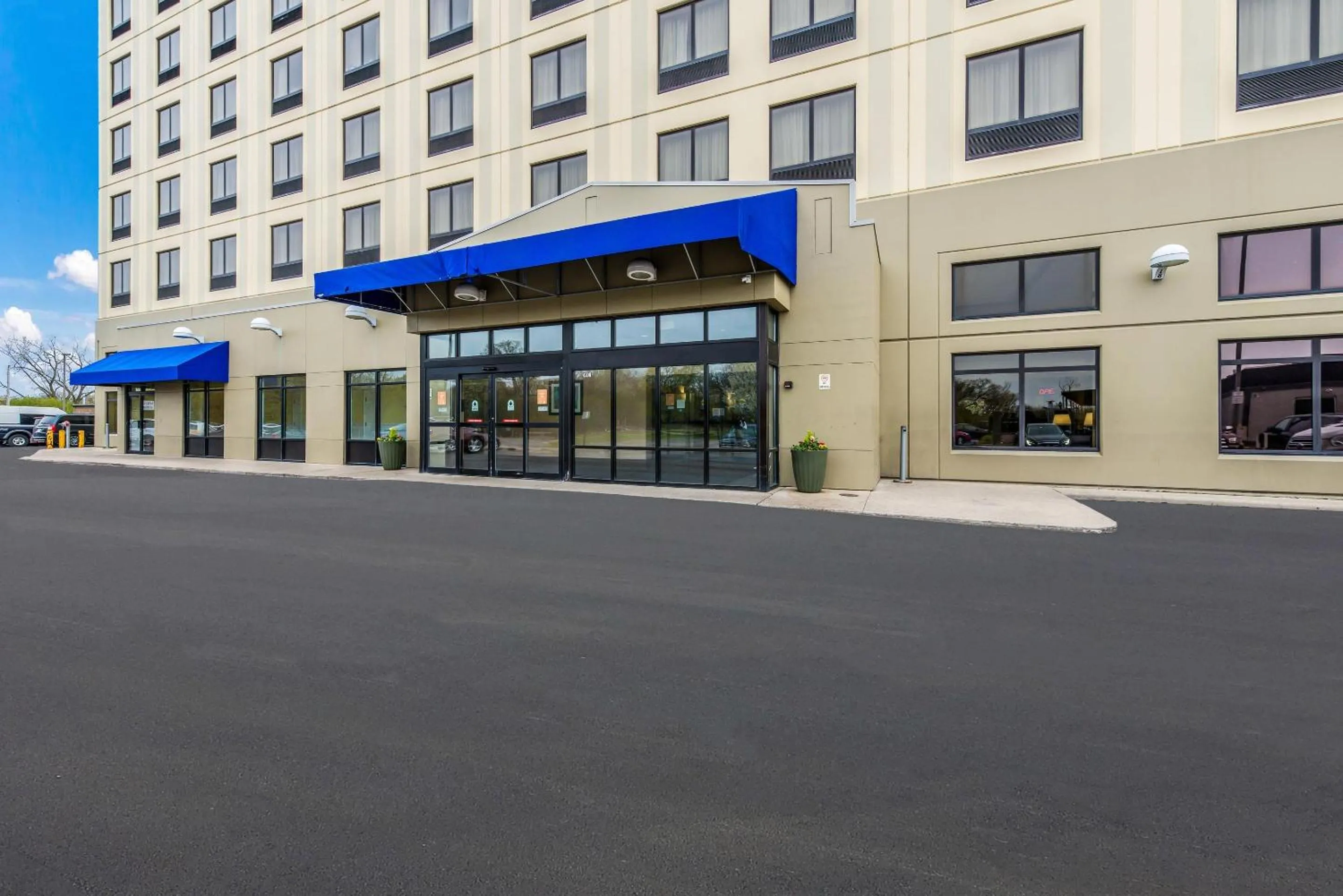 Property building in Comfort Suites Chicago O'Hare Airport
