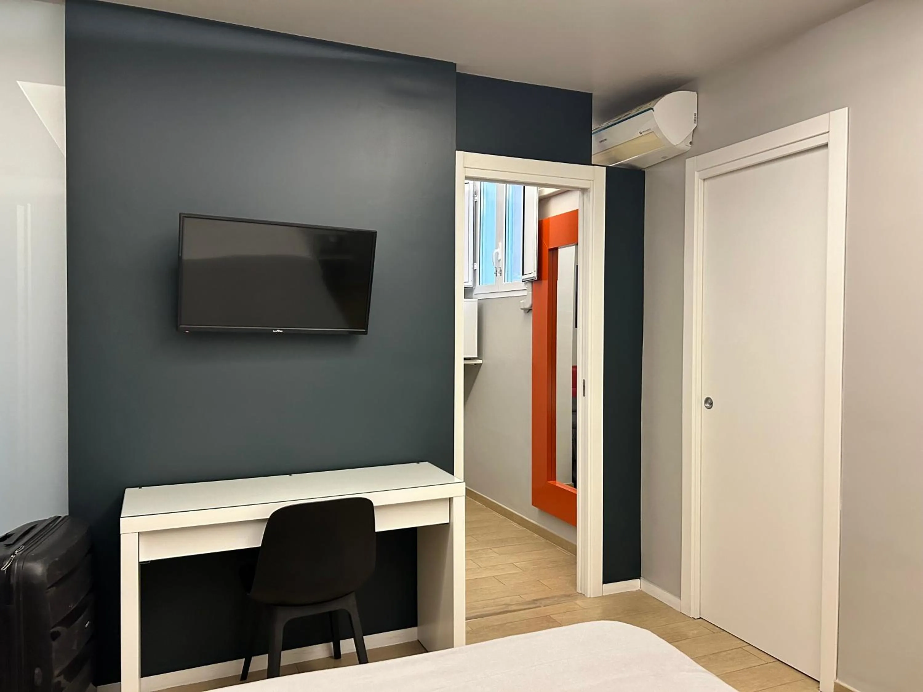 Photo of the whole room, Bed in La Palma Del Sol