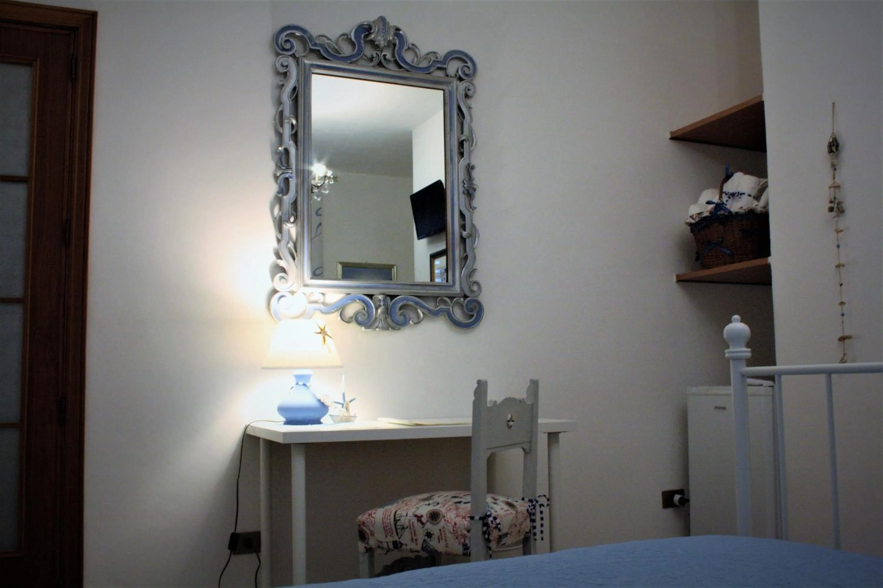 Photo of the whole room, Bed in Oasi Del Gabbiano