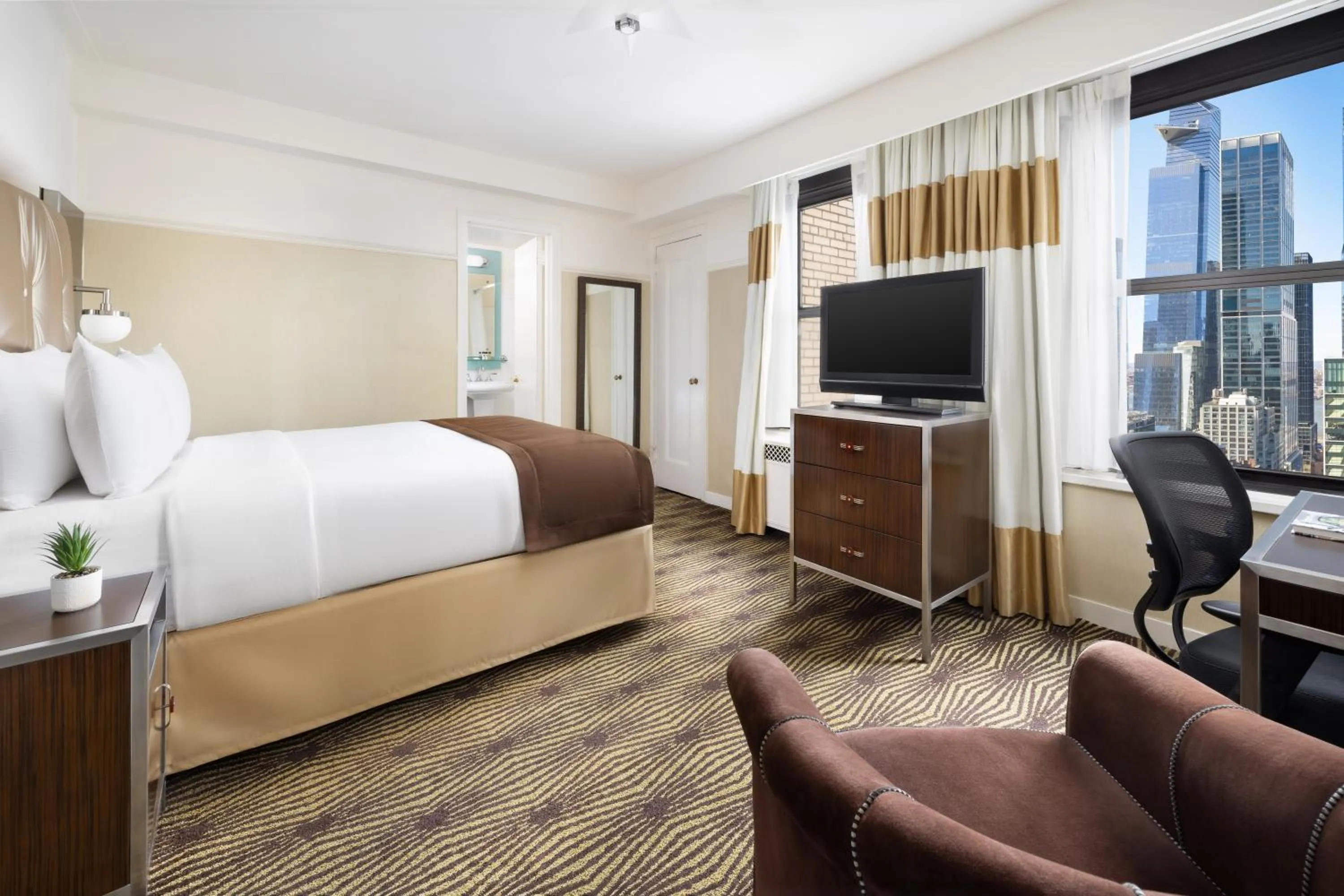 Photo of the whole room, Bed in New Yorker by Lotte Hotels