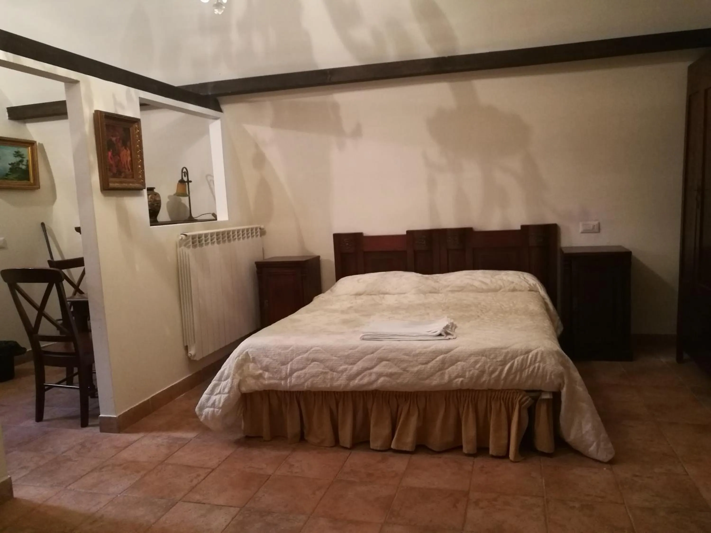 Photo of the whole room, Bed in Legacy