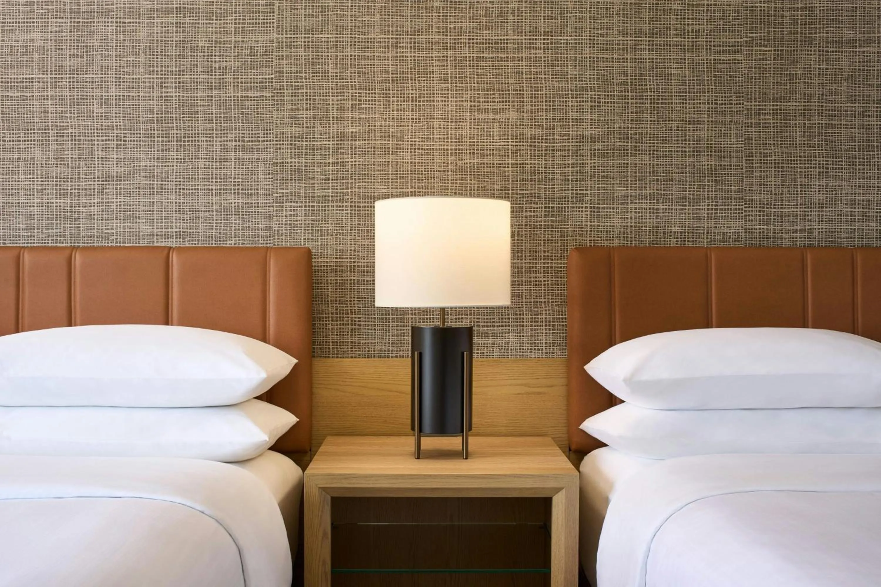 Bedroom, Bed in Sheraton Suites Chicago O'Hare