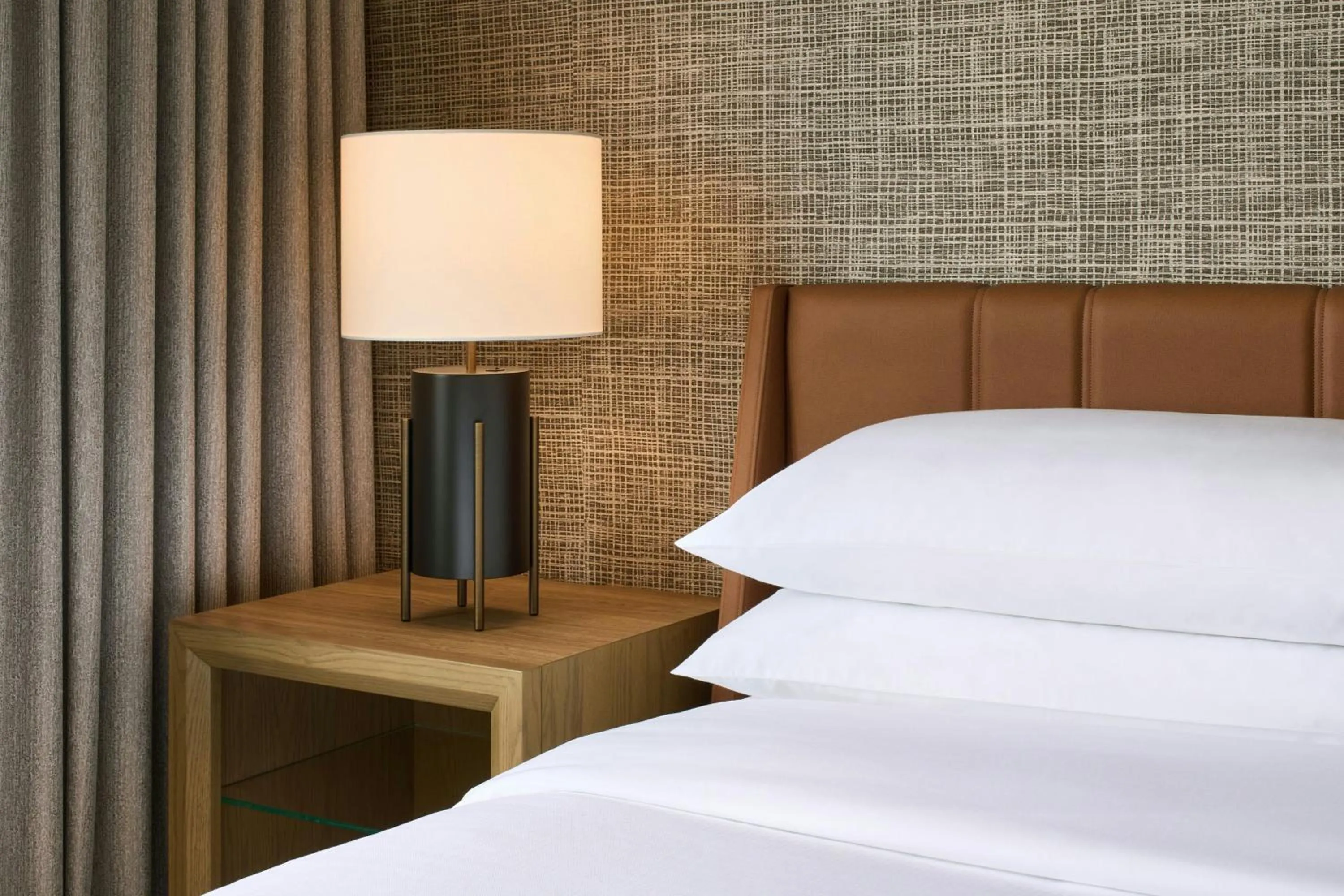 Bedroom, Bed in Sheraton Suites Chicago O'Hare