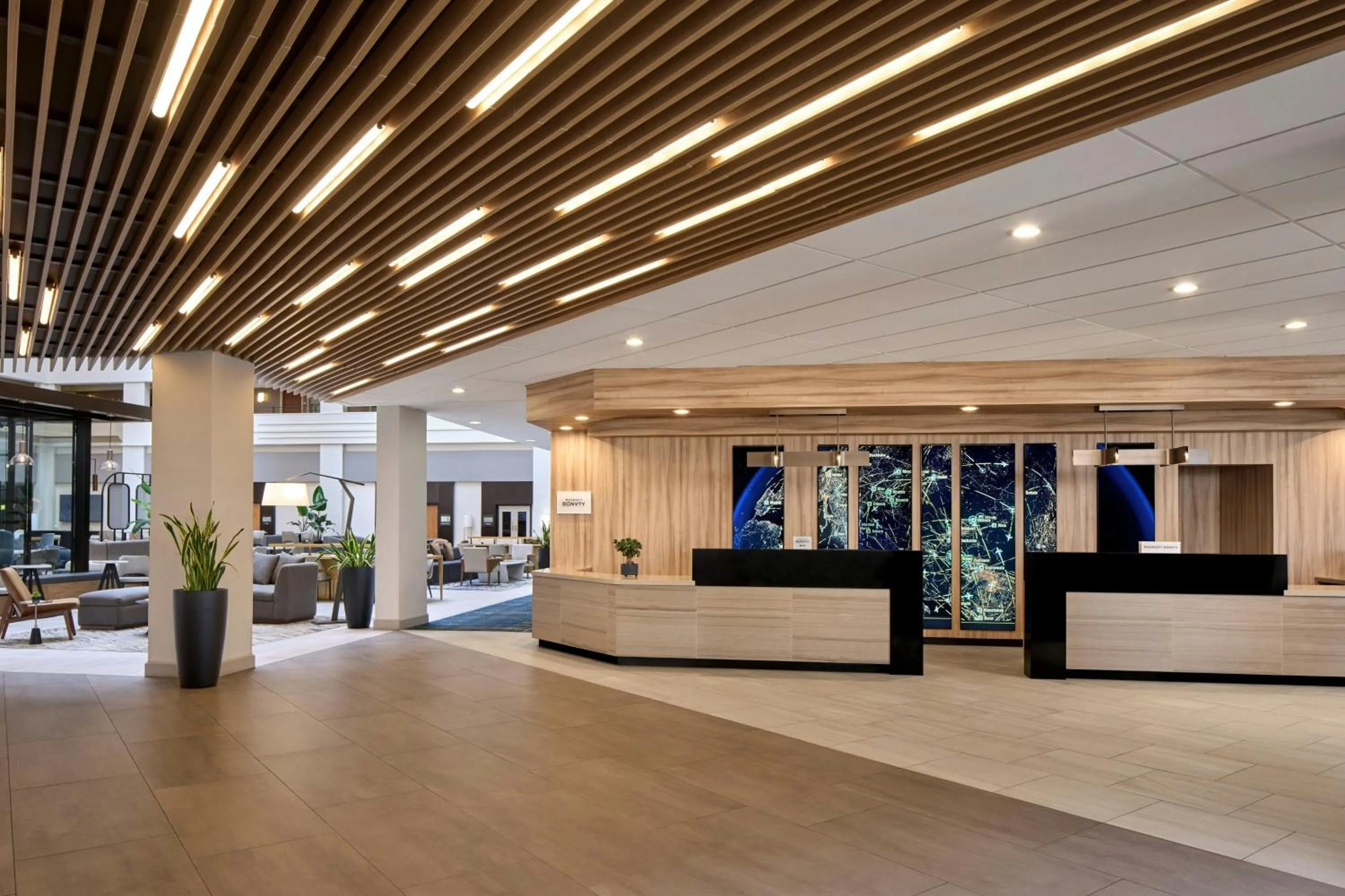 Lobby or reception in Sheraton Suites Chicago O'Hare