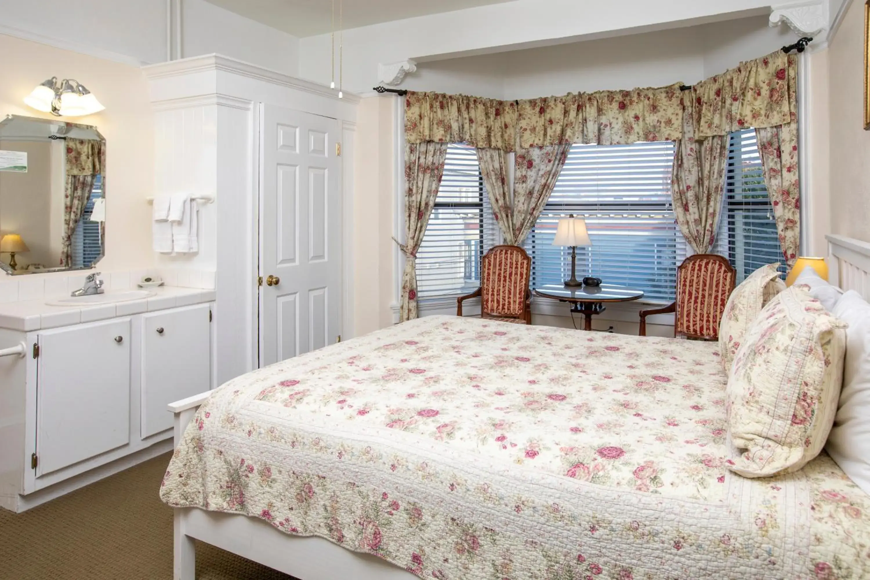 Bedroom, Bed in Hayes Valley Inn Bedroom, Bed in Hayes Valley Inn