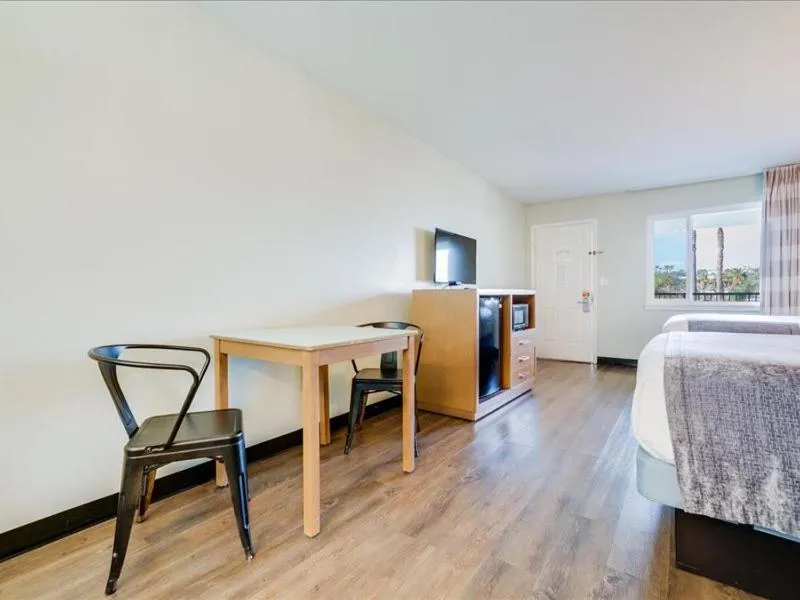 Bedroom, Bed in The Atwood Hotel San Diego - SeaWorld/Zoo