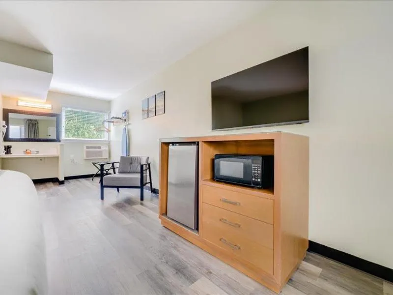 TV and multimedia in The Atwood Hotel San Diego - SeaWorld/Zoo