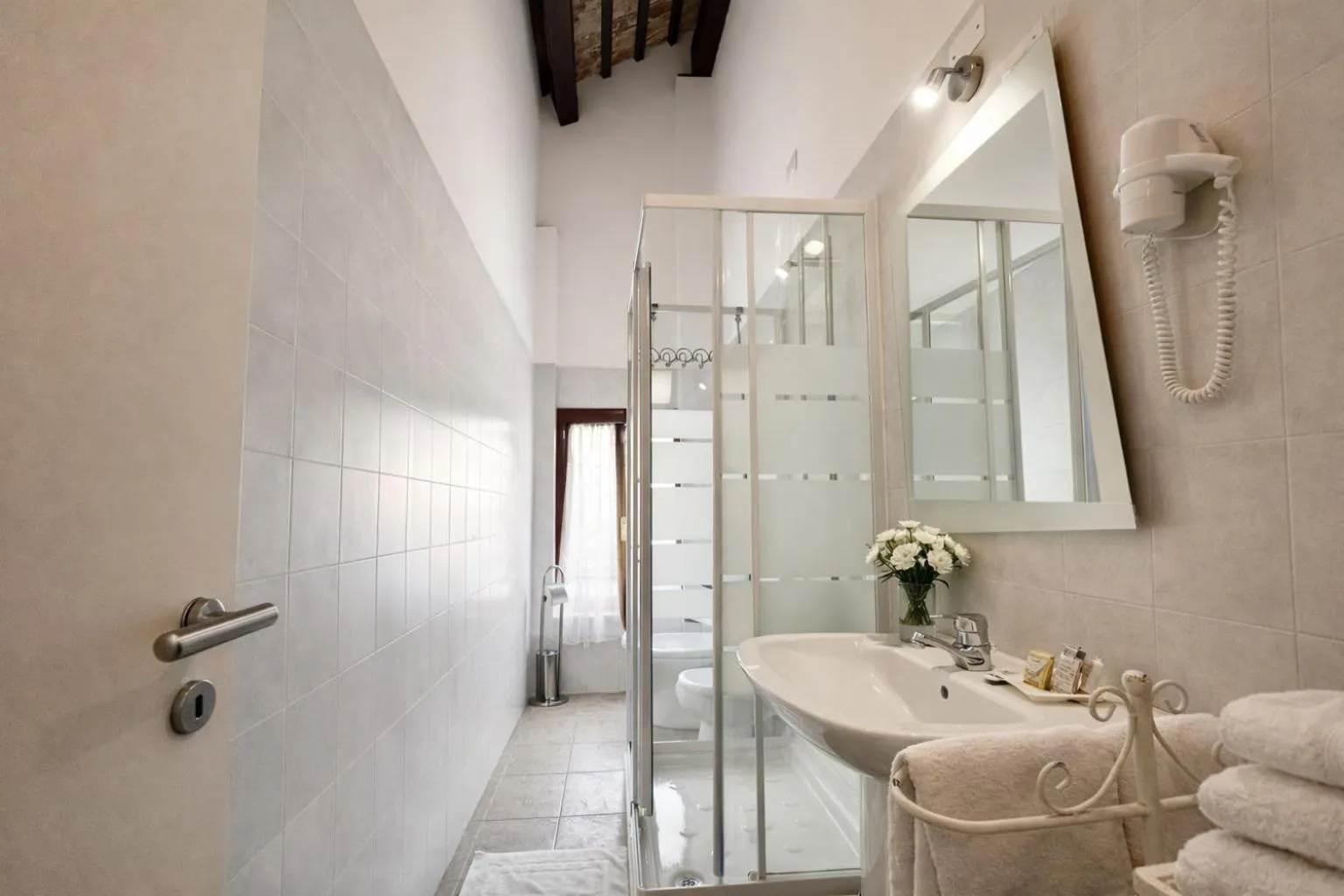 Shower in RESIDENCE BACO Da SETA