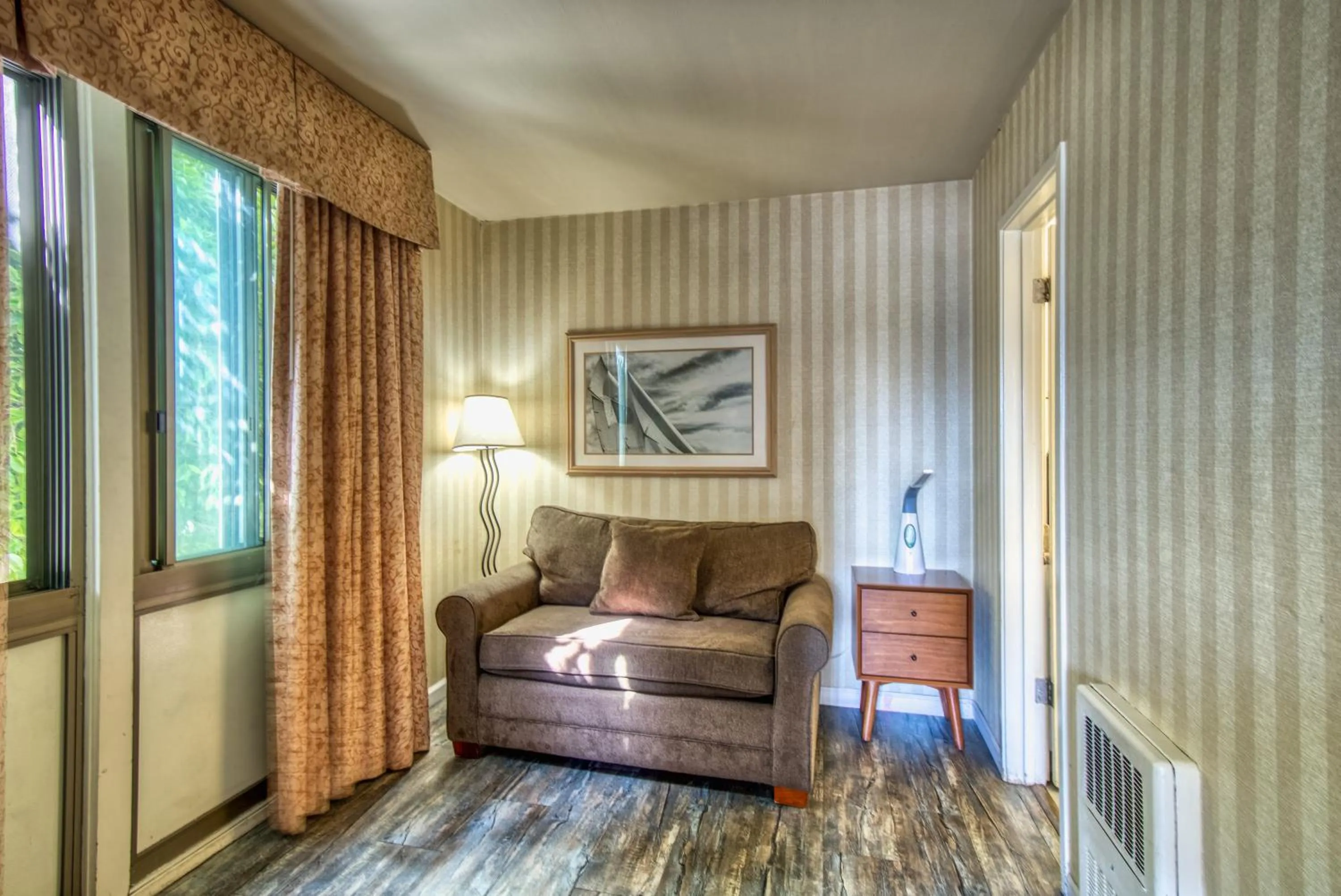 Seating area, Bed in The Wharf Inn