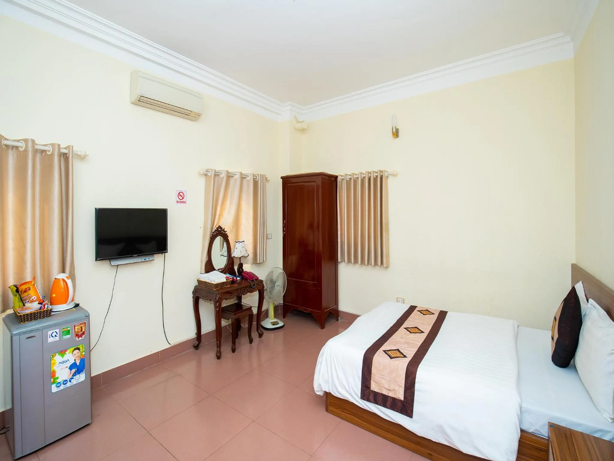 Photo of the whole room, Bed in Ho Sen Xanh Hotel