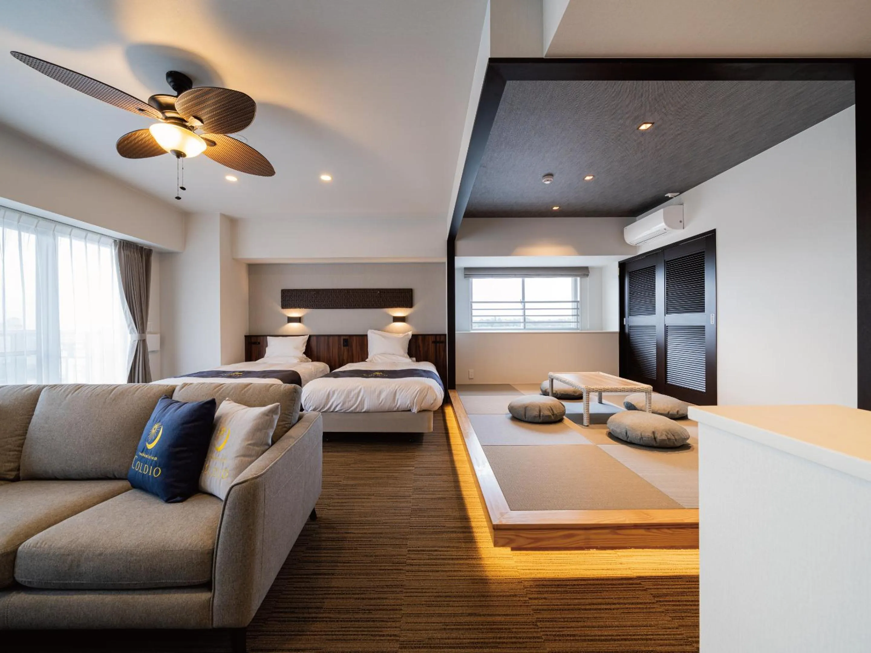 Living room, Bed in Aqua Palace Chatan by Coldio Premium