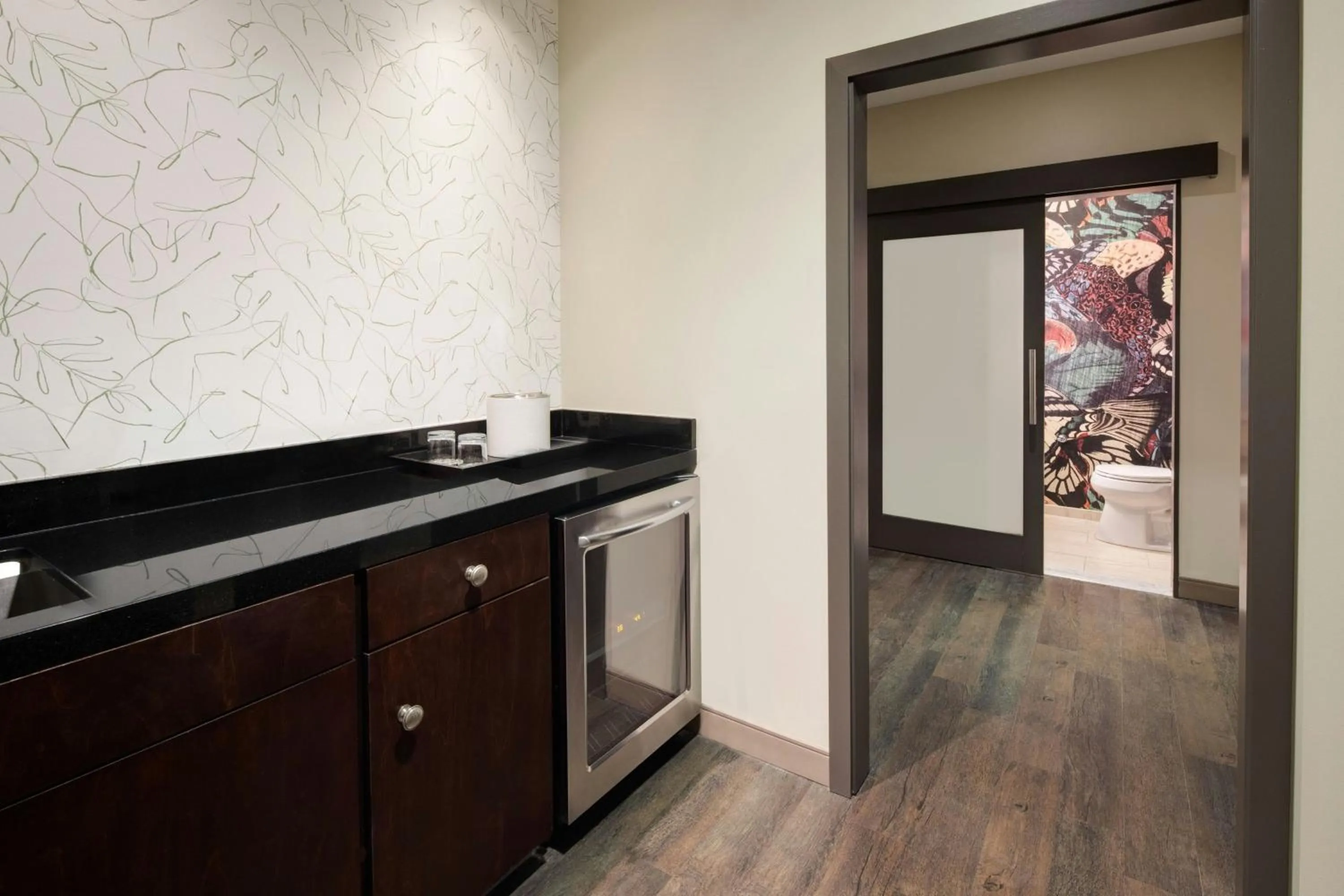 Lounge or bar in Hotel Tonnelle New Orleans, a Tribute Portfolio Hotel