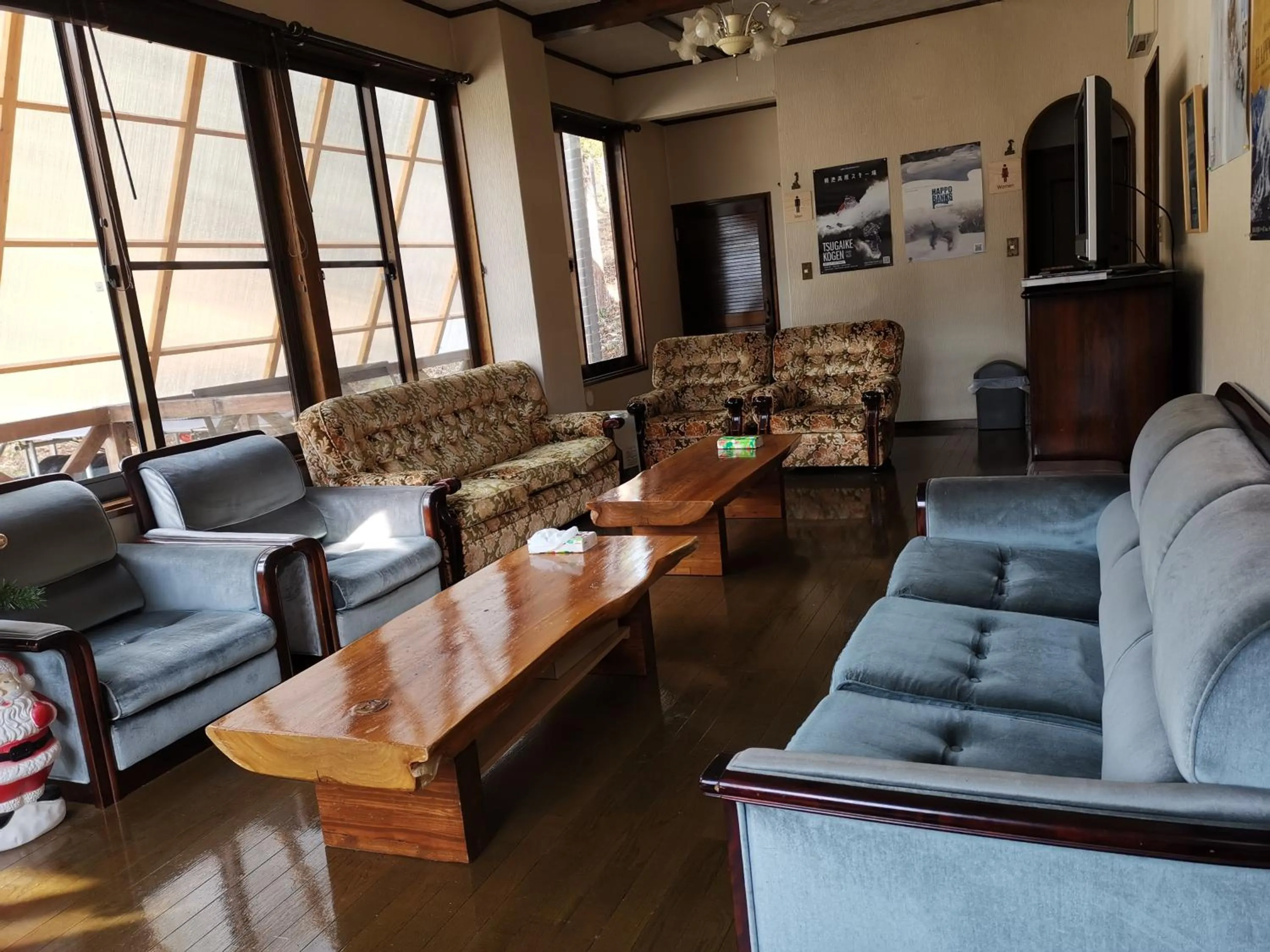 Communal lounge/ TV room in Hakuba Powder Republic
