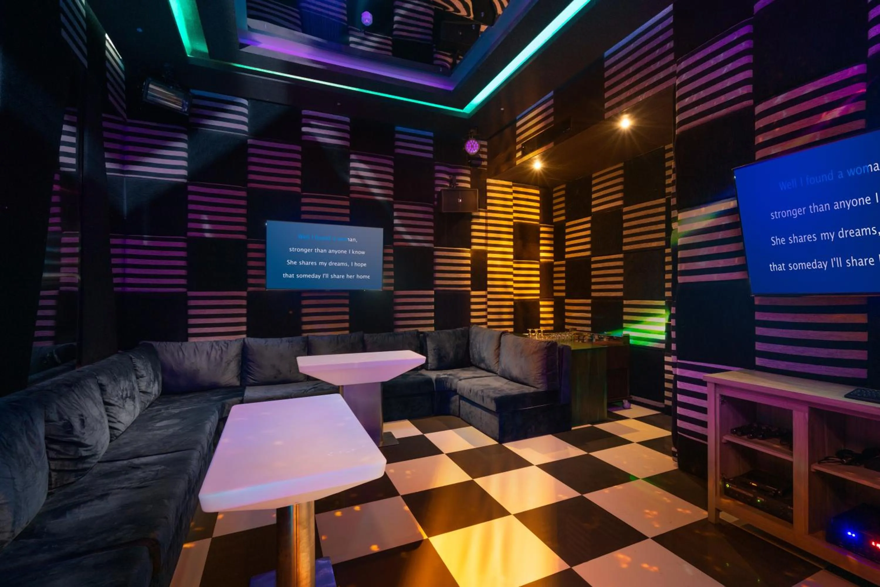 Karaoke in Regal Réseau Hotel & Spa