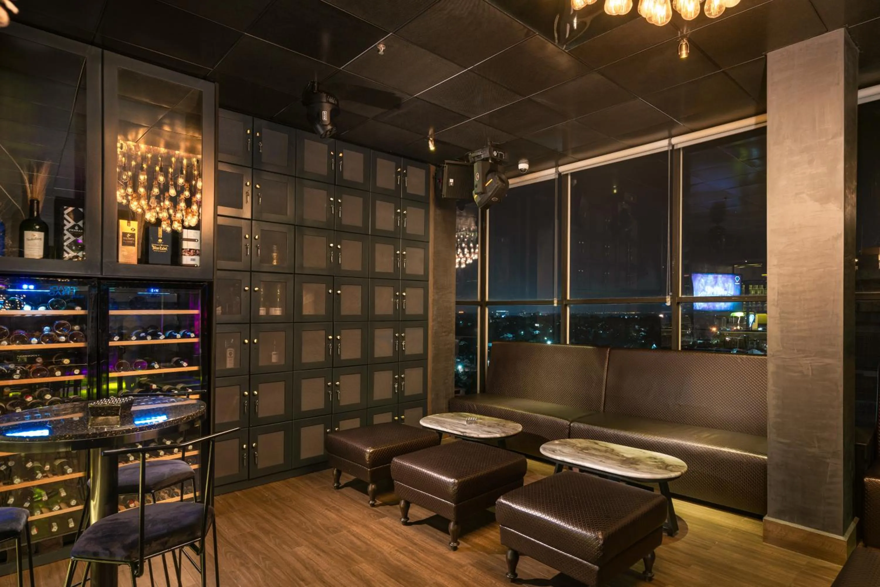 Nightclub / DJ in Regal Réseau Hotel & Spa