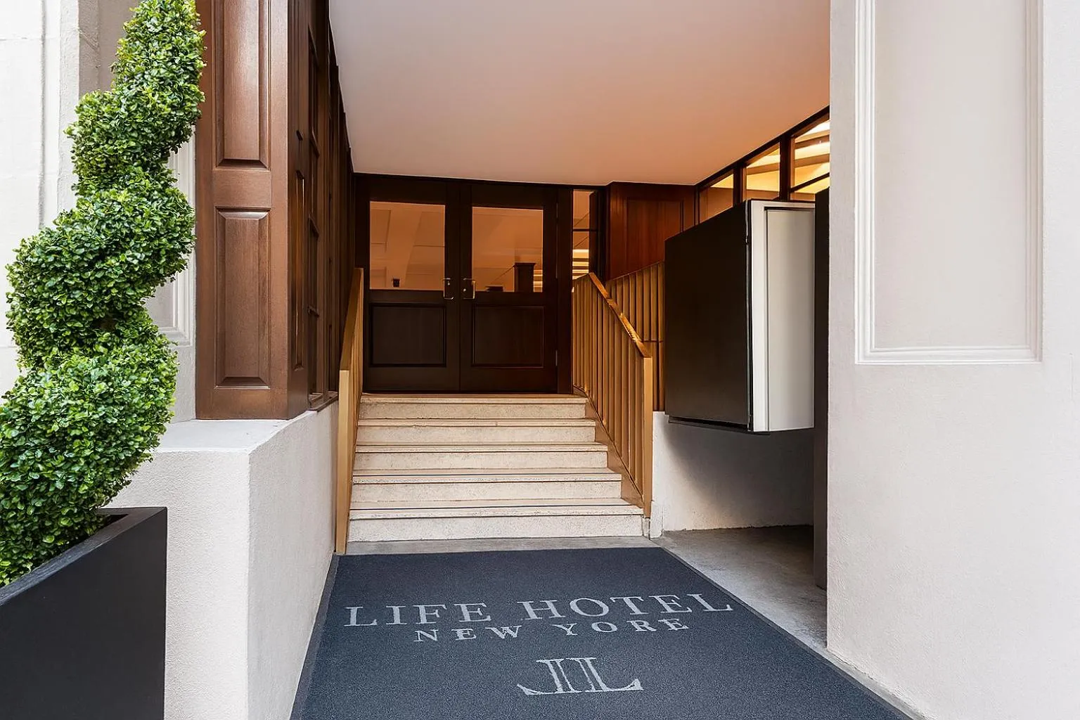 Facade/entrance in Life Hotel New York