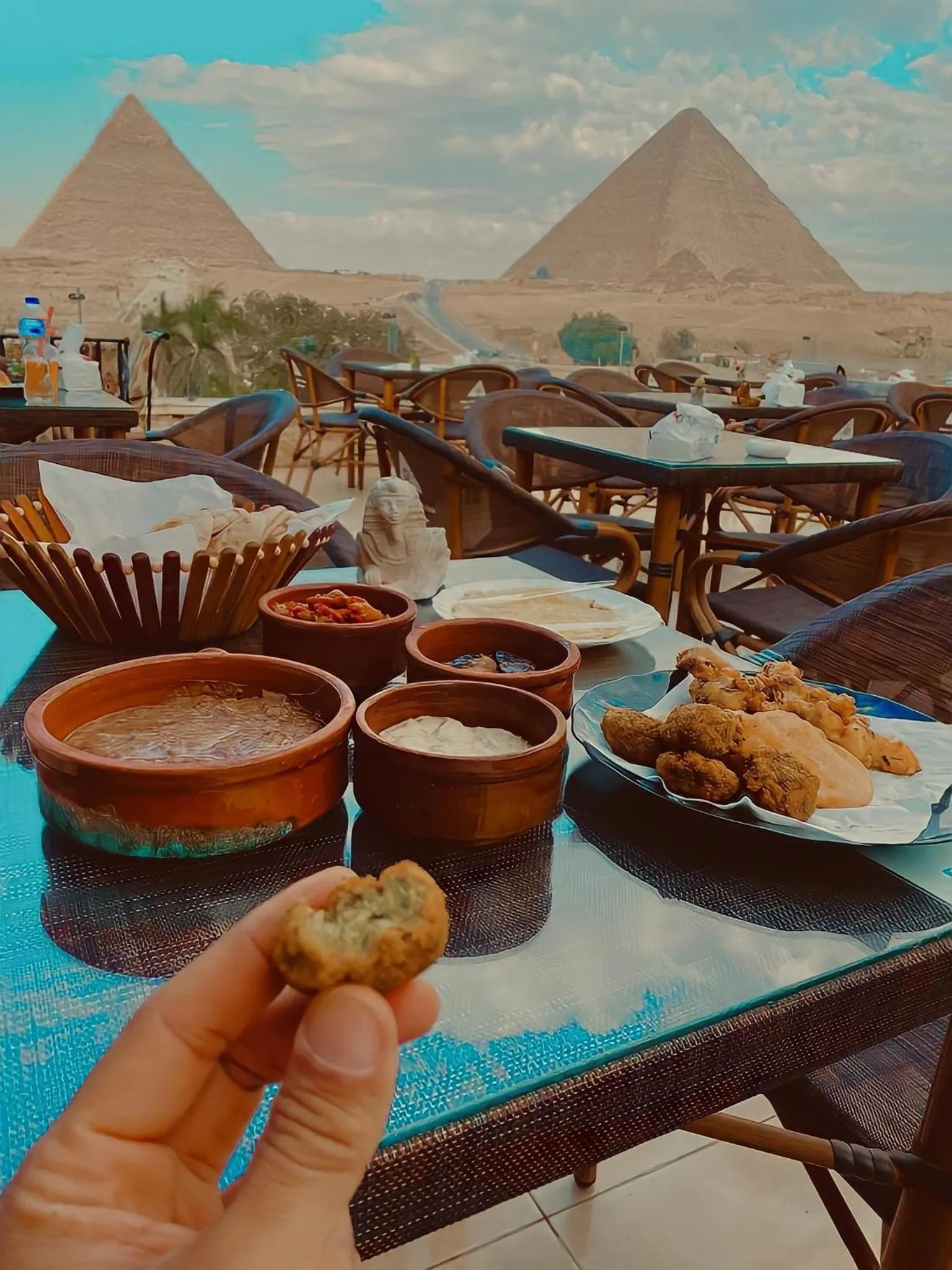 Restaurant/places to eat in Sahara Pyramids Inn