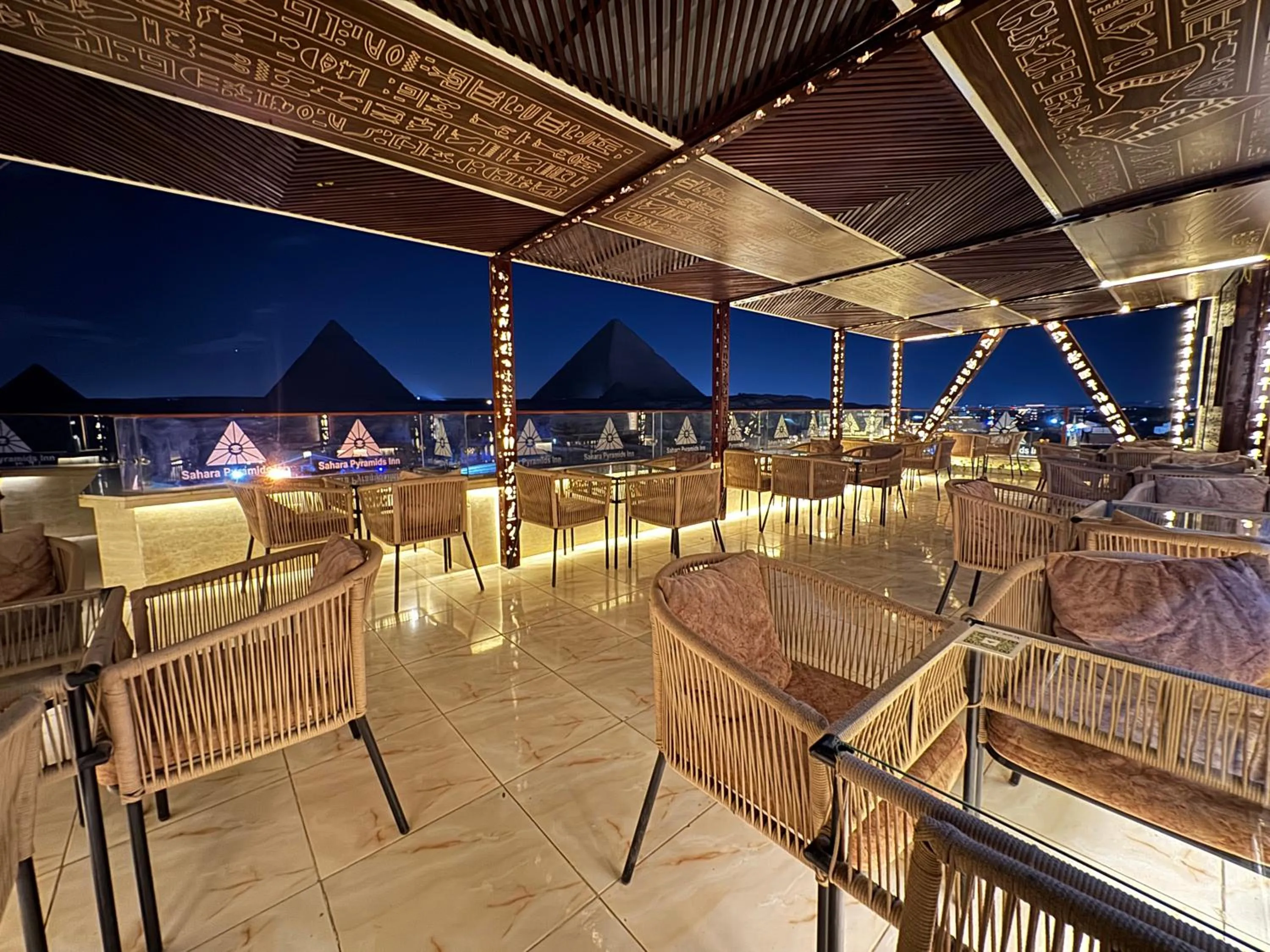 Restaurant/places to eat in Sahara Pyramids Inn