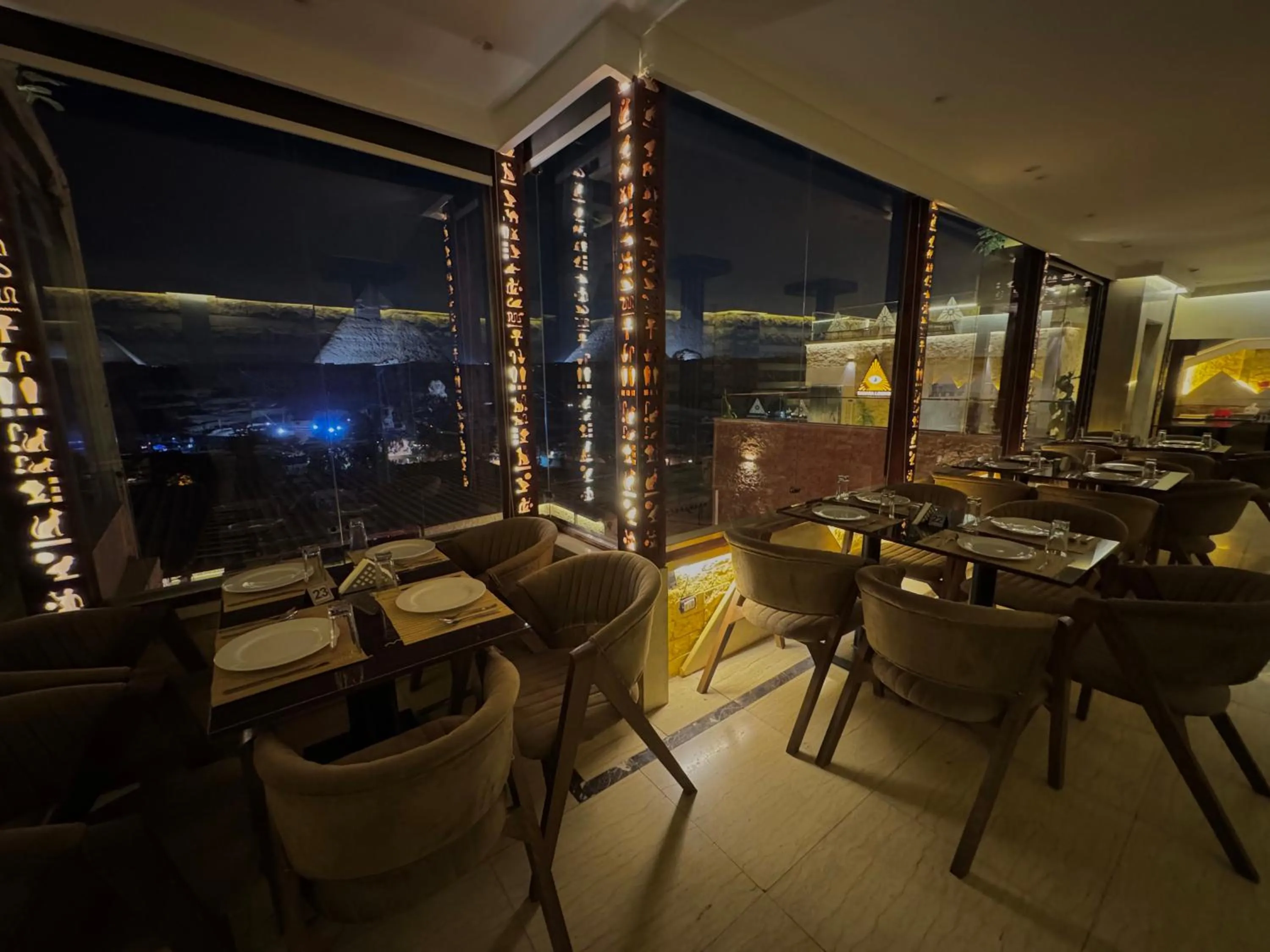 Restaurant/places to eat in Sahara Pyramids Inn