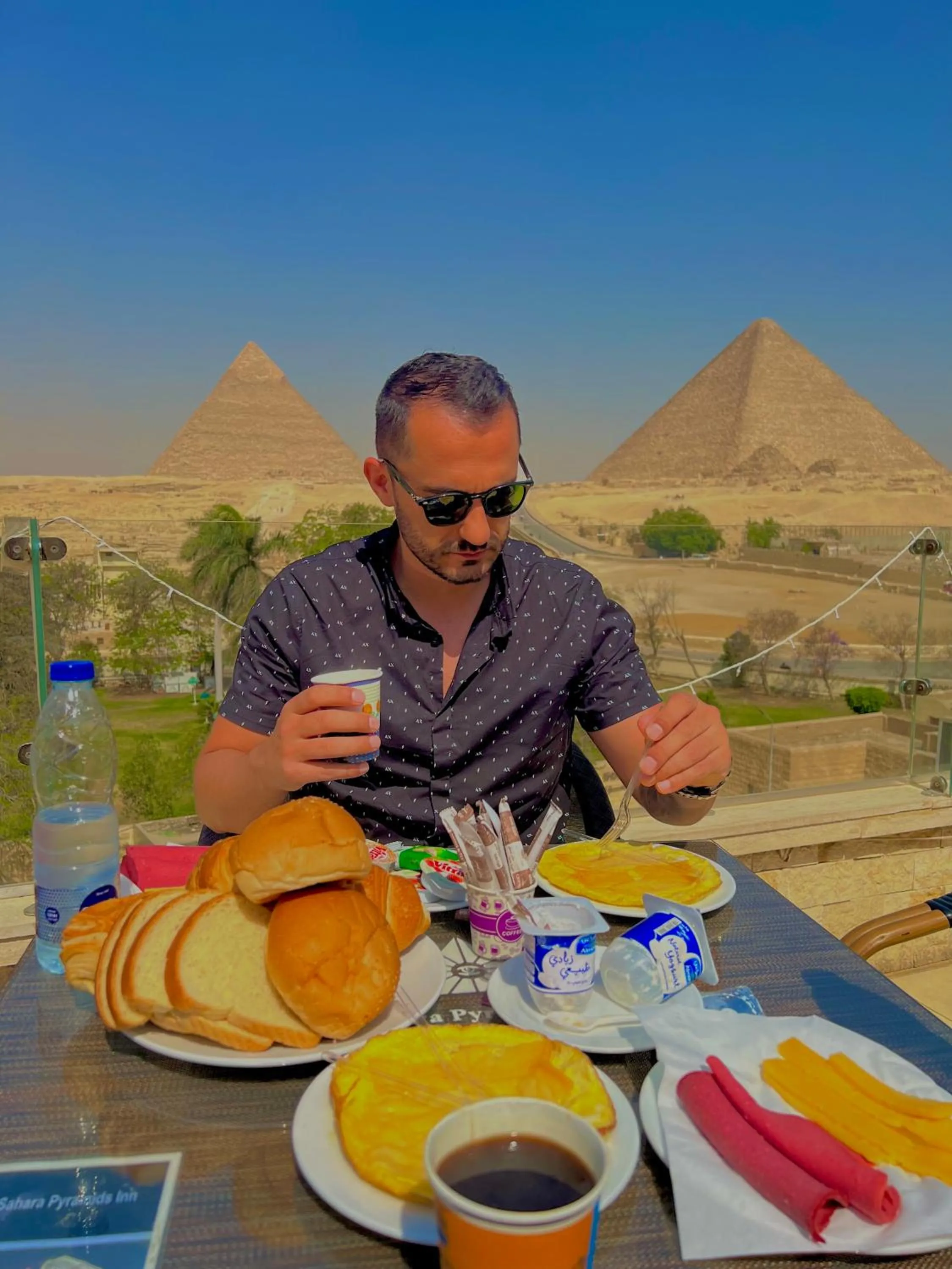 Restaurant/places to eat in Sahara Pyramids Inn