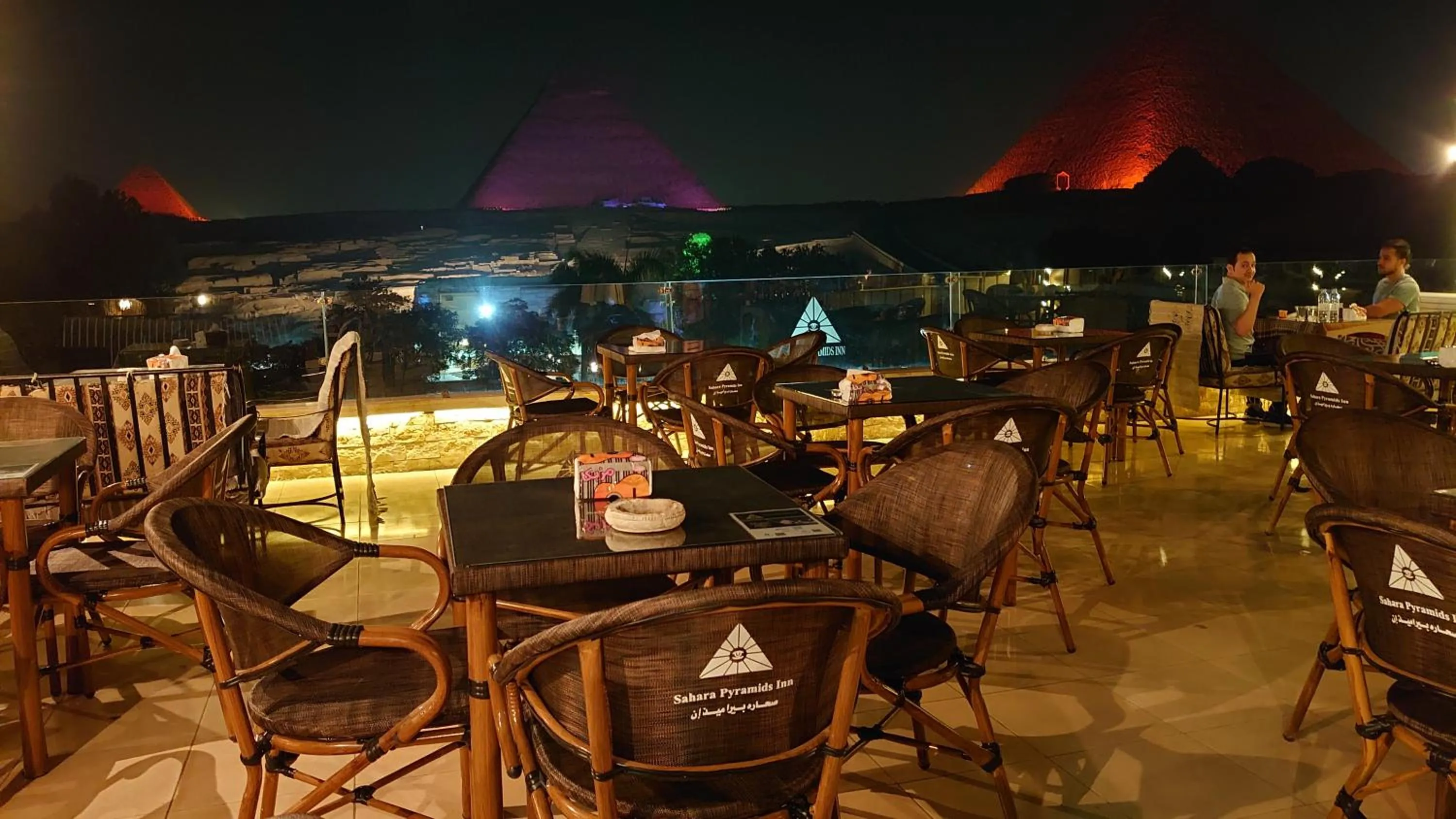 Restaurant/places to eat in Sahara Pyramids Inn