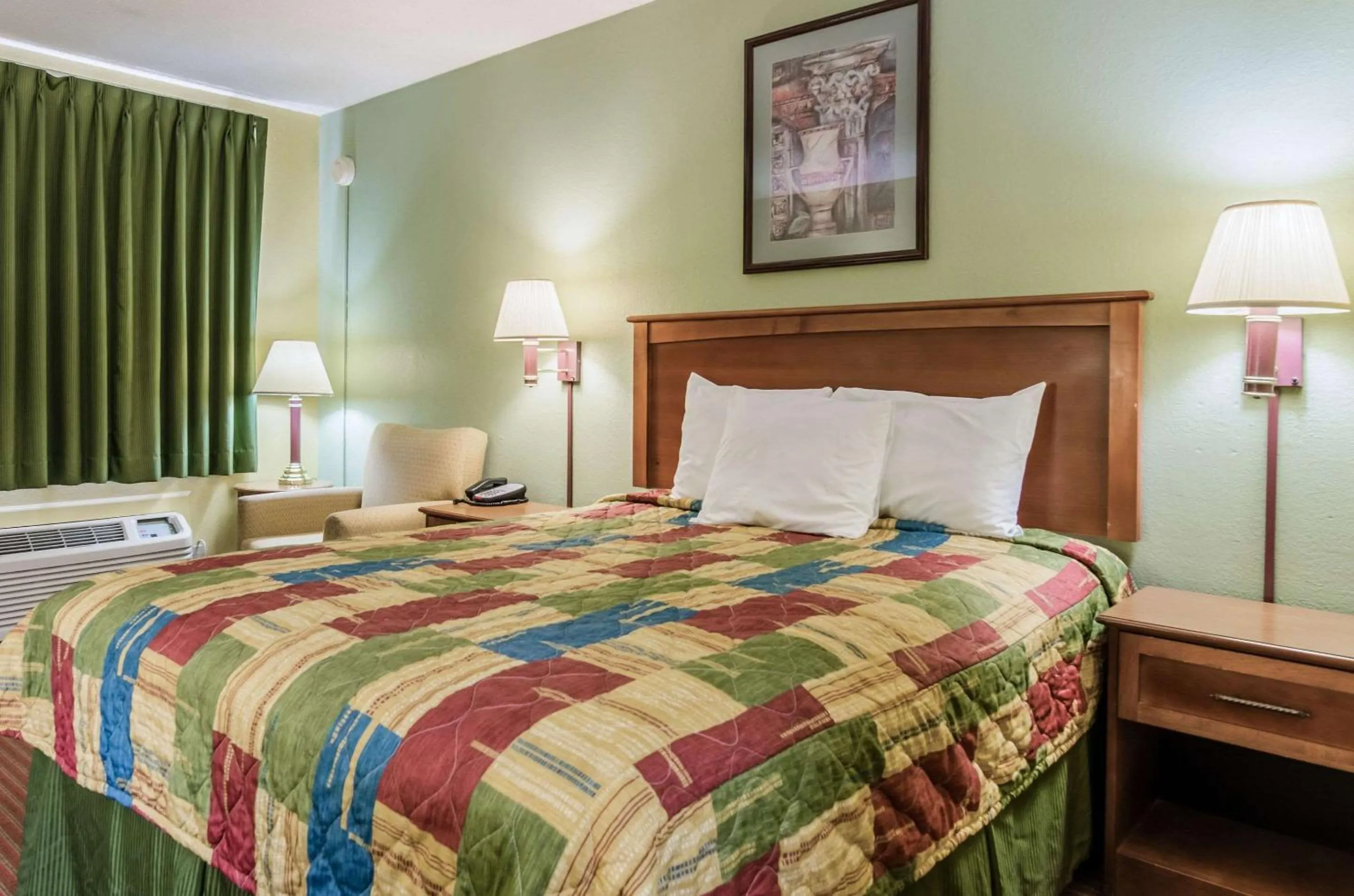 Photo of the whole room, Bed in Regency Inn