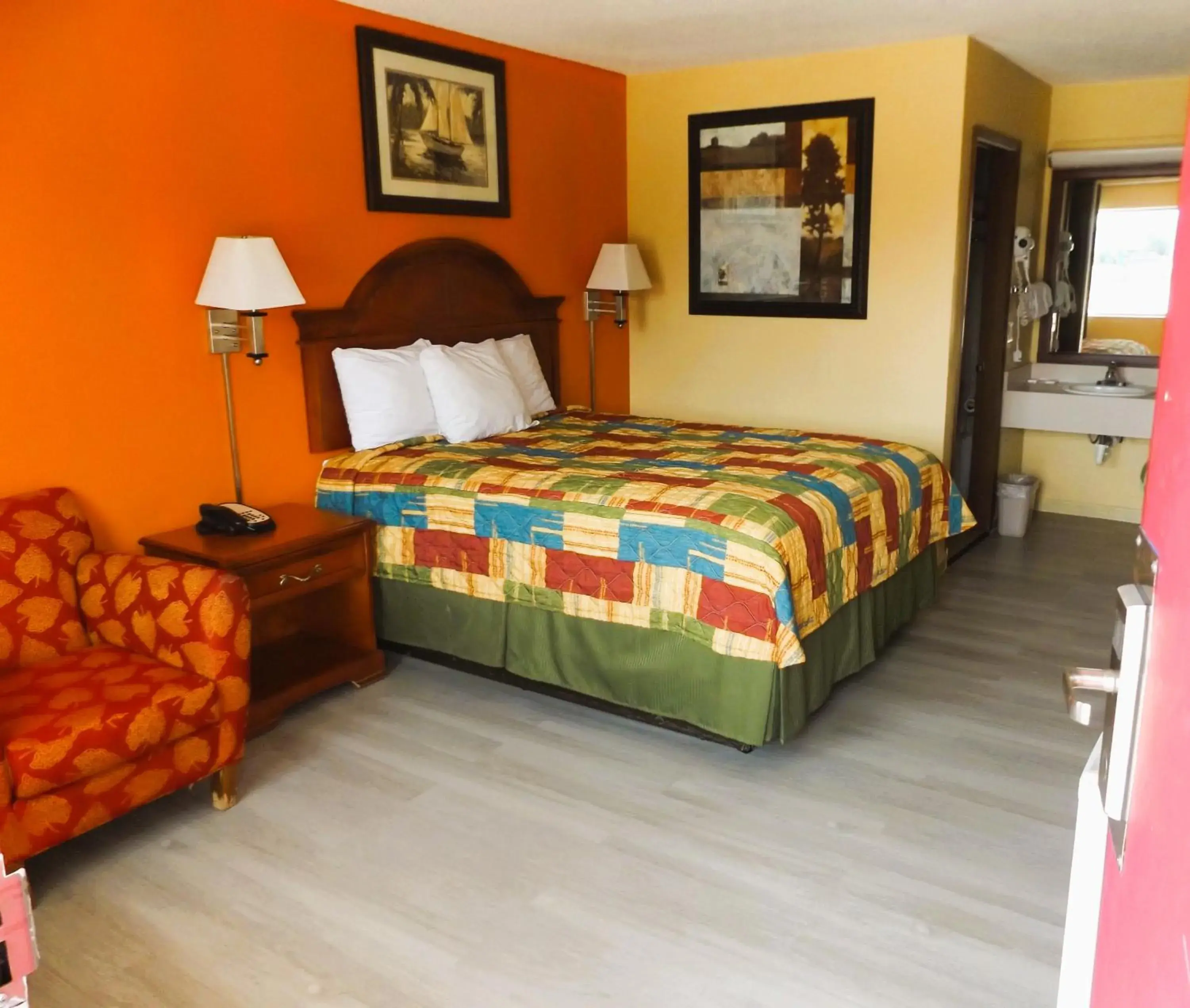 Photo of the whole room, Bed in Regency Inn Photo of the whole room, Bed in Regency Inn