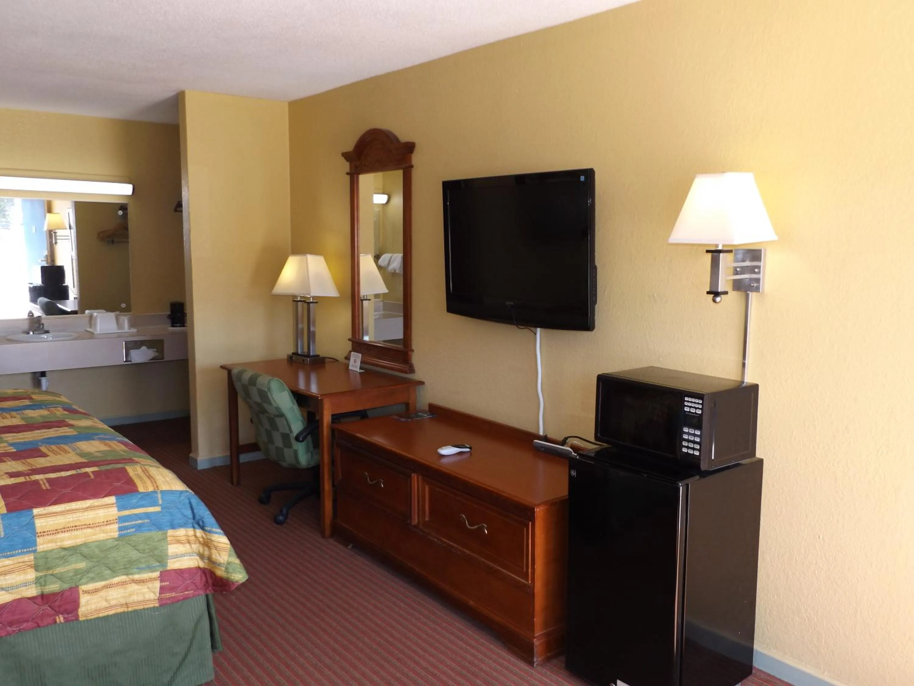 TV and multimedia, Bed in Regency Inn