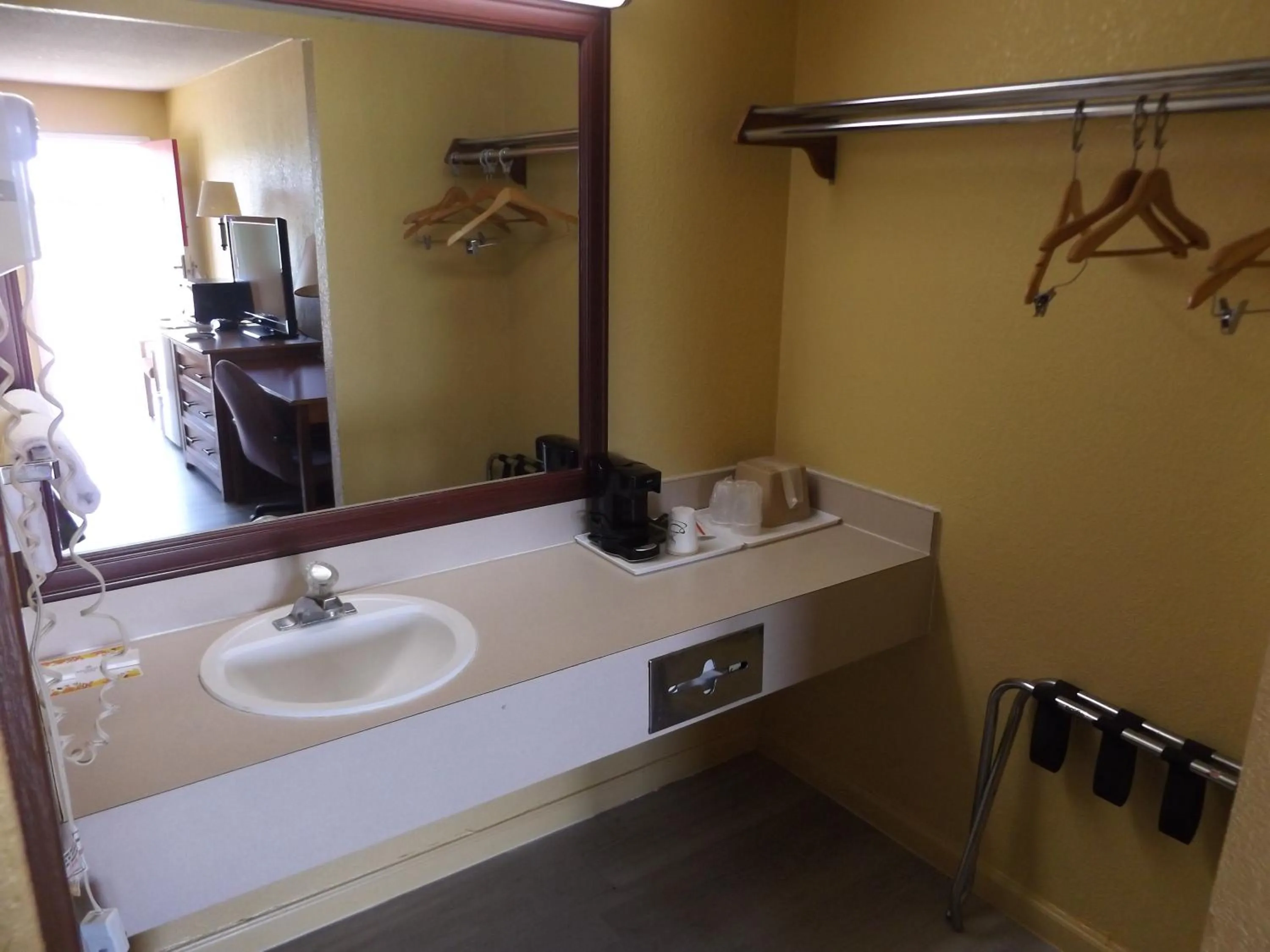 Coffee/tea facilities in Regency Inn