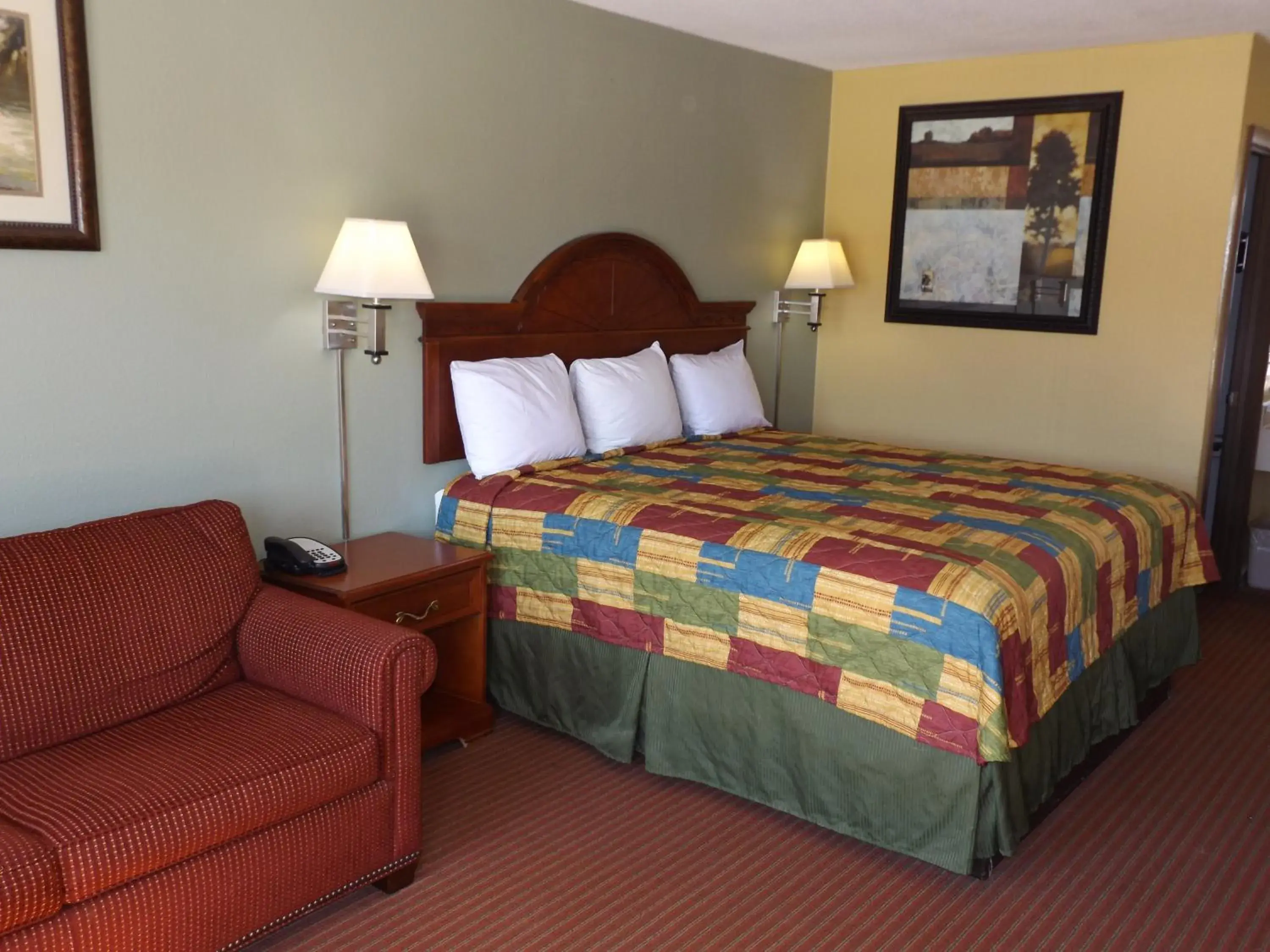 Deluxe King Room in Regency Inn Deluxe King Room in Regency Inn